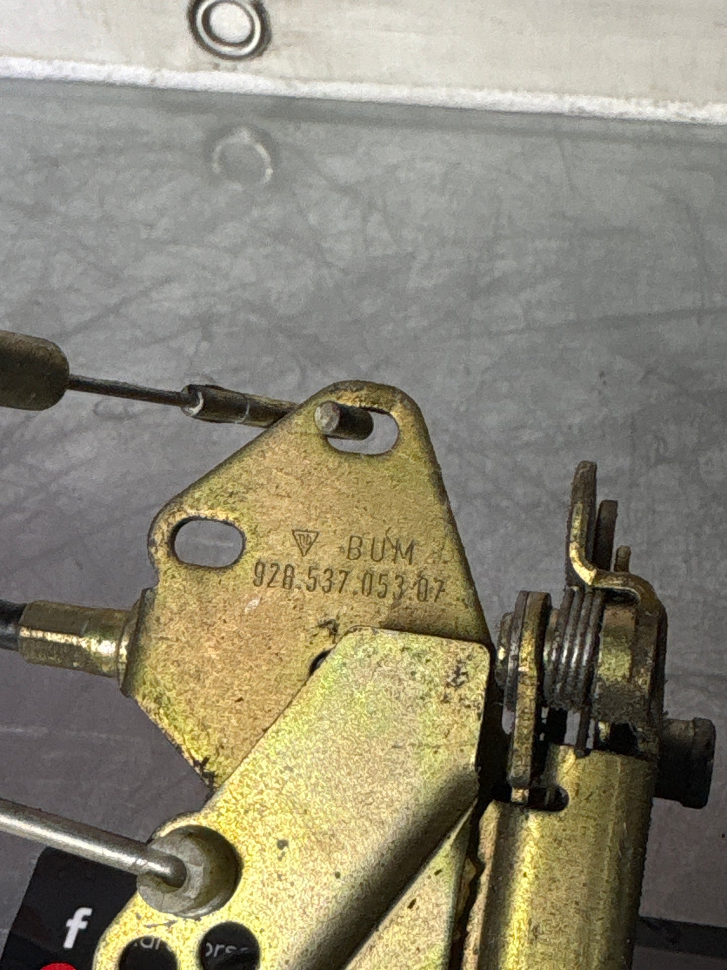 Porsche 928 Left driver side inner door lock mechanism, used 92853705307