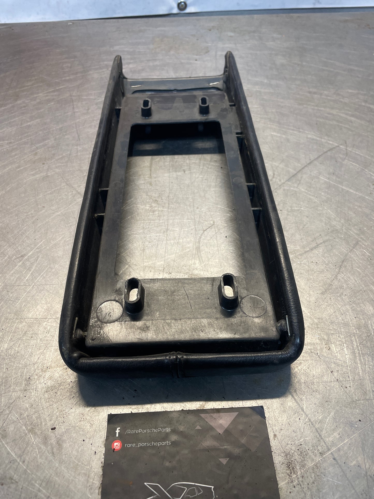 Porsche 928 Mittelarmlehnenkassette ohne Bezug, schwarz 92855571102