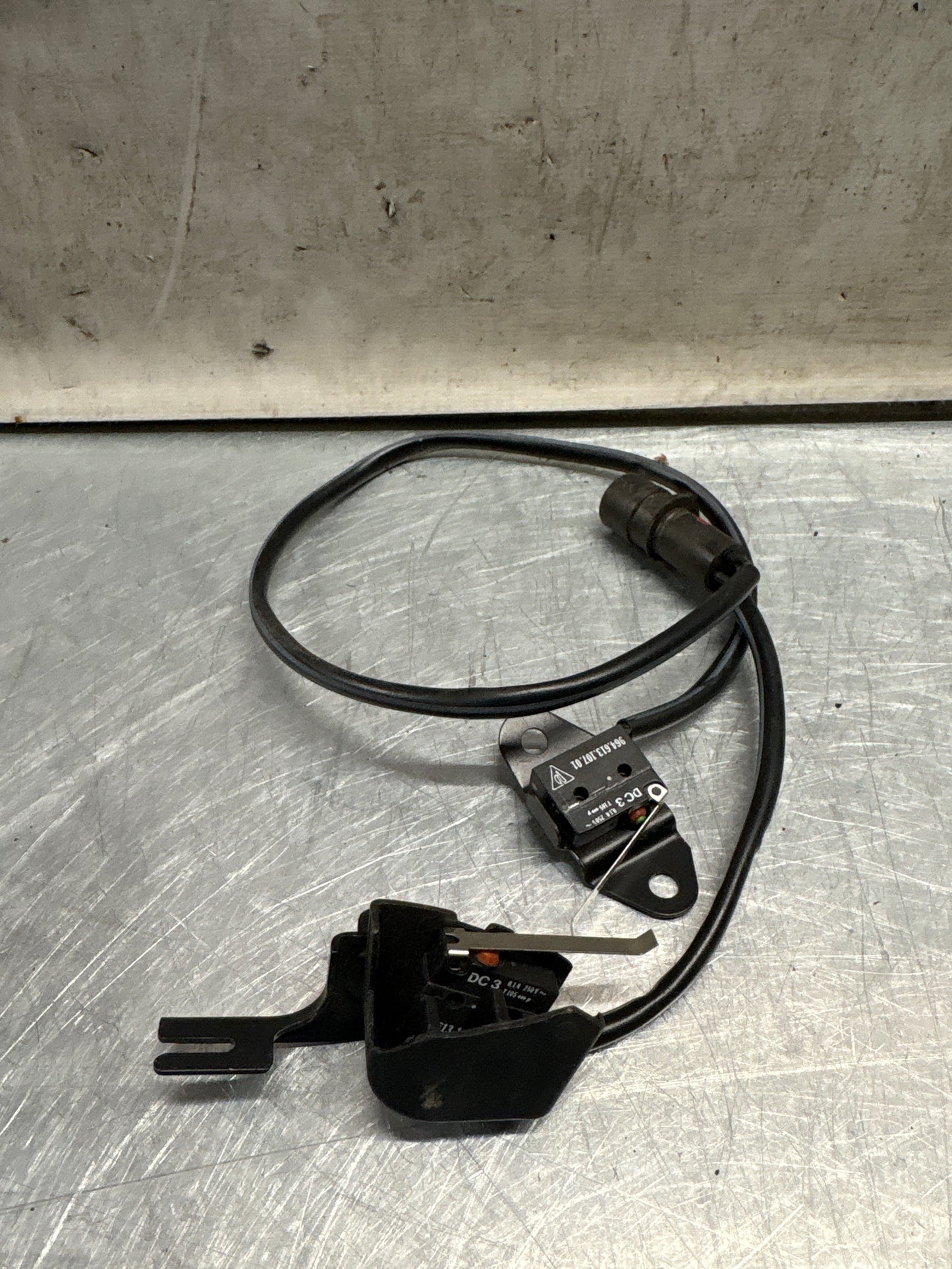 Porsche 911 964 / 993 Rear spoiler microswitch, for spares or repair 96461310701