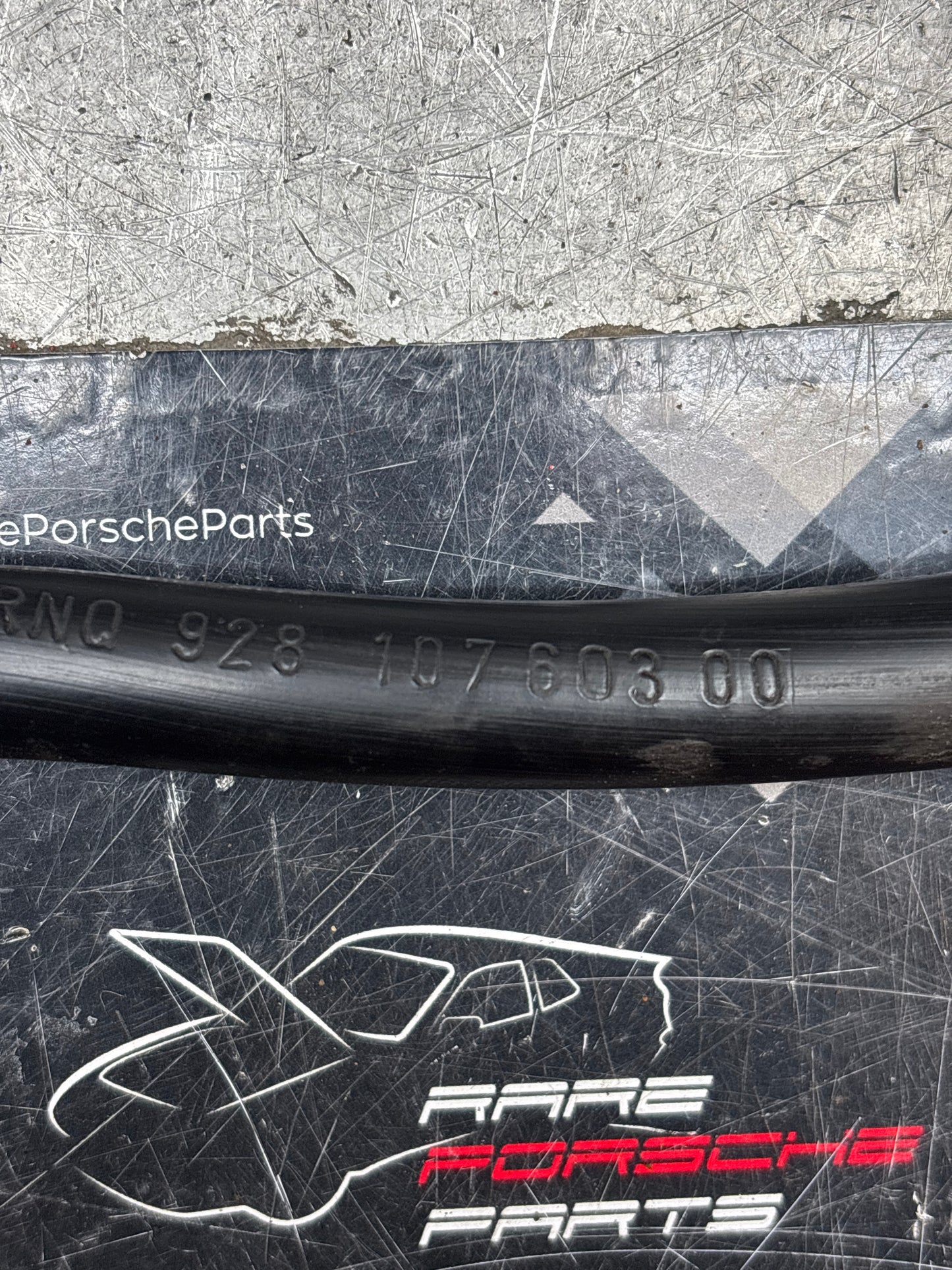 Tubo di sfiato del carter Porsche 928, usato. 92810760300