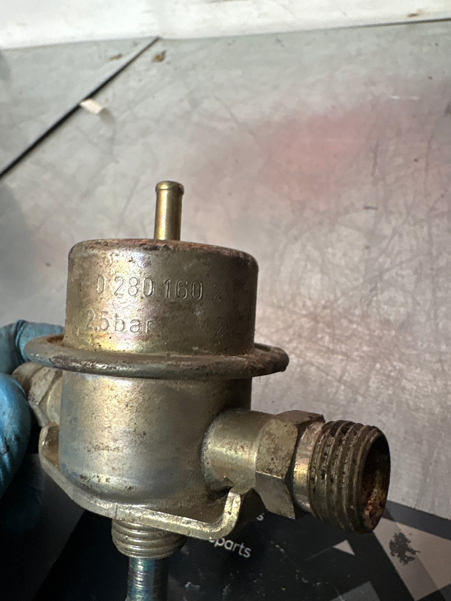 Porsche 911 / 928 fuel pressure regulator, used 0280160215