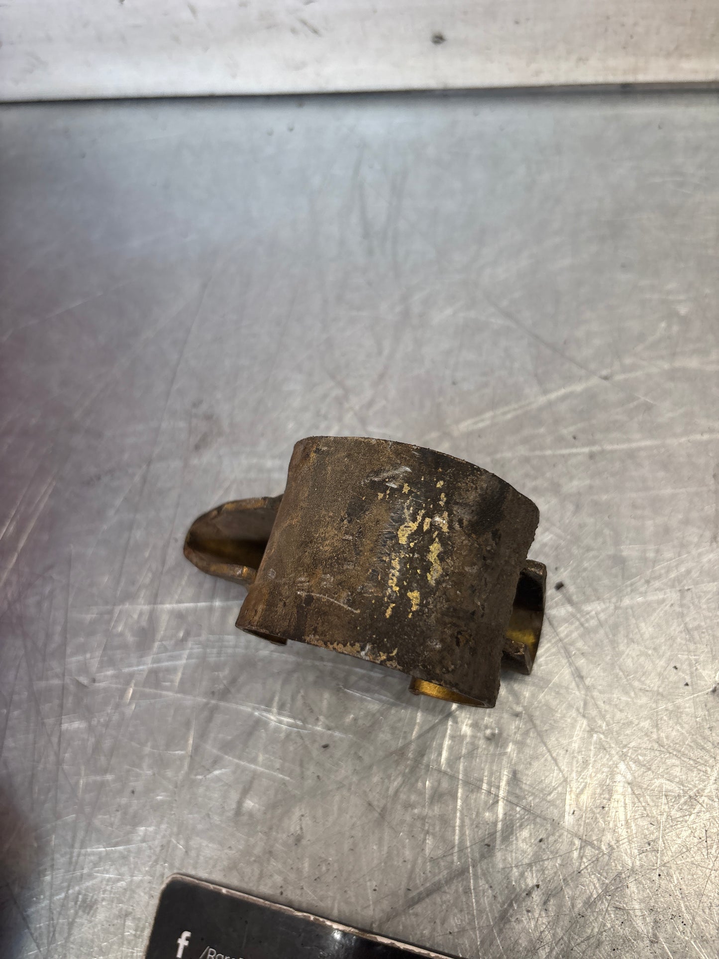Porsche 928 anti roll bar bearing clip, used 92833308500