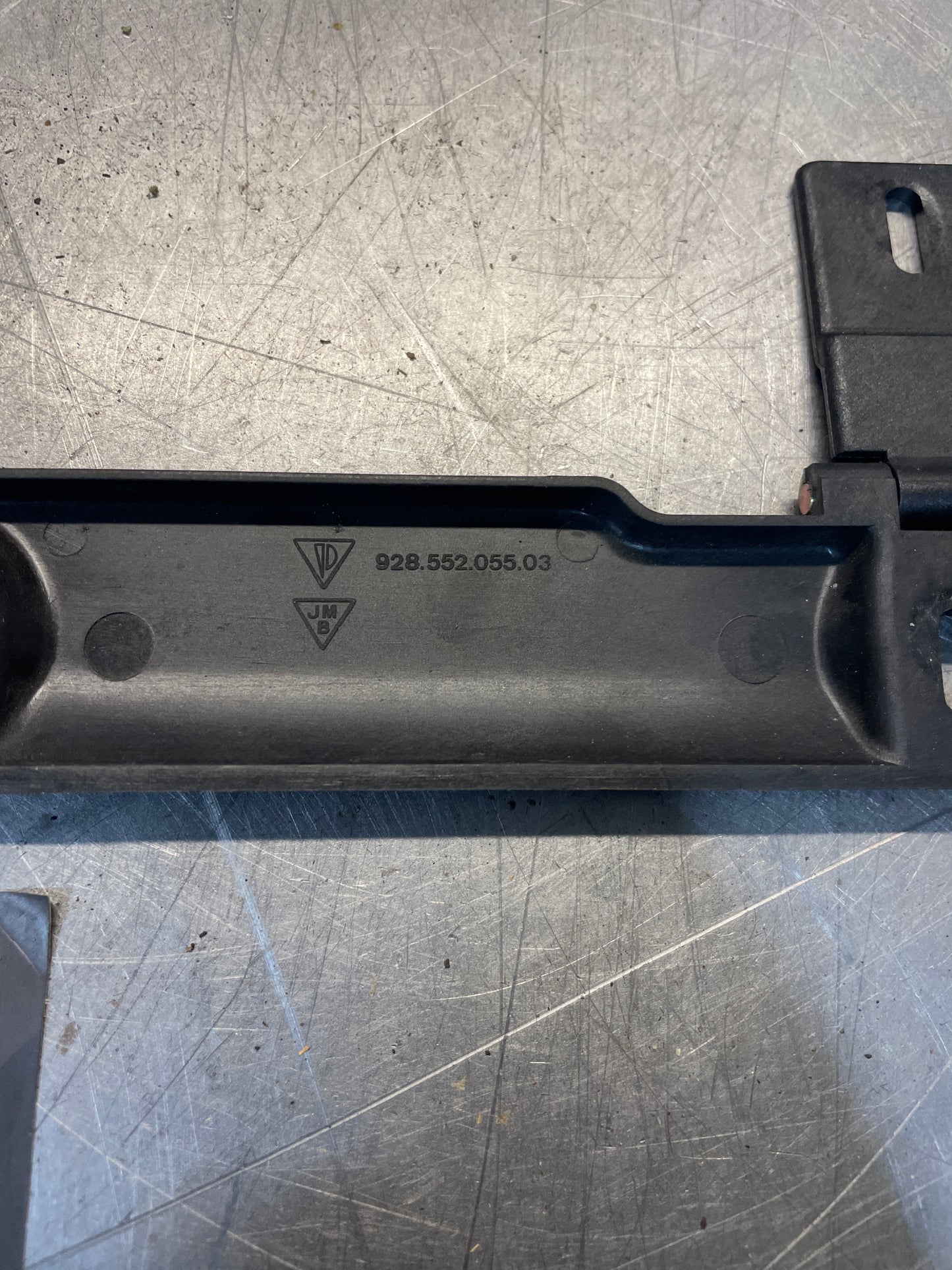 Porsche 928 Handschuhfach Scharnier unten 92855205503, gebraucht