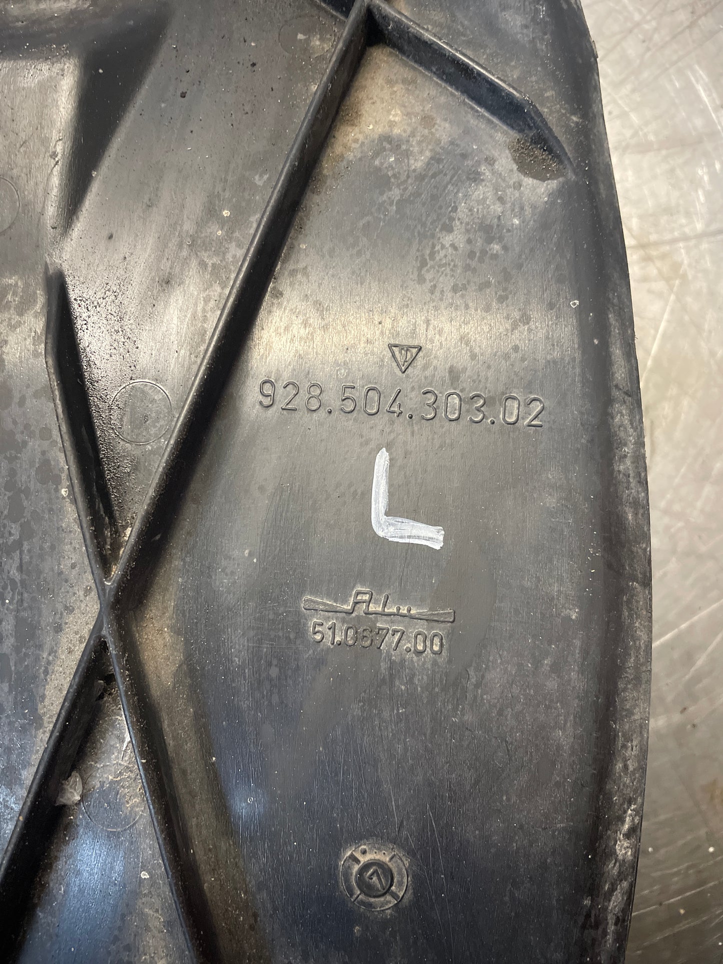 Porsche 928 rear left fender wheel cover, used 92850430302