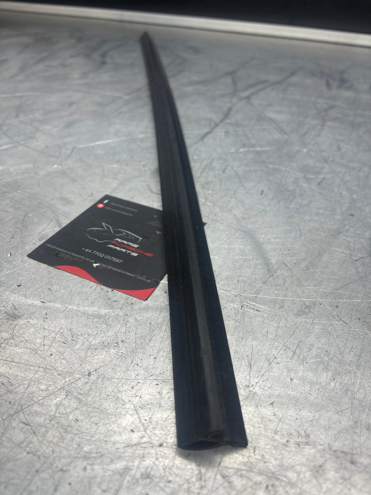 Porsche 924/944 outer window seal strip left 477837469A new