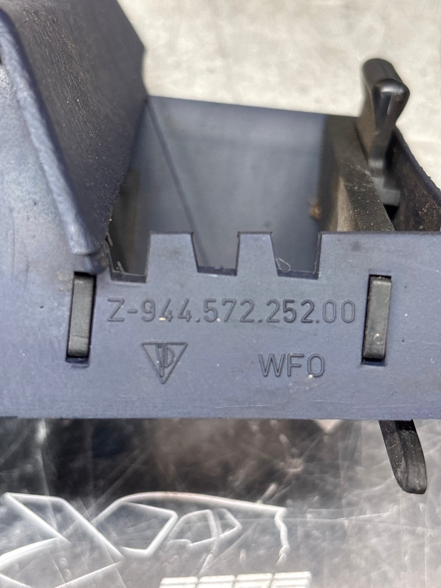 Porsche 944 Blu scuro destra Presa d'aria interna sul cruscotto. 94457225200. 944 527 252 00 usato