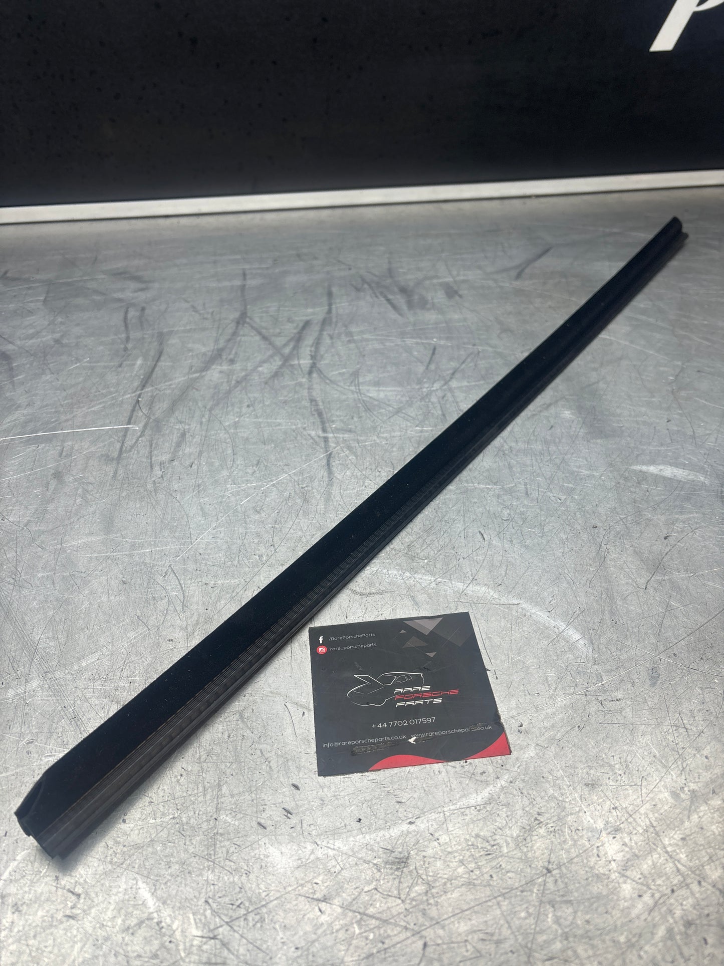 Porsche 924/944 outer window seal strip right 477837470A new