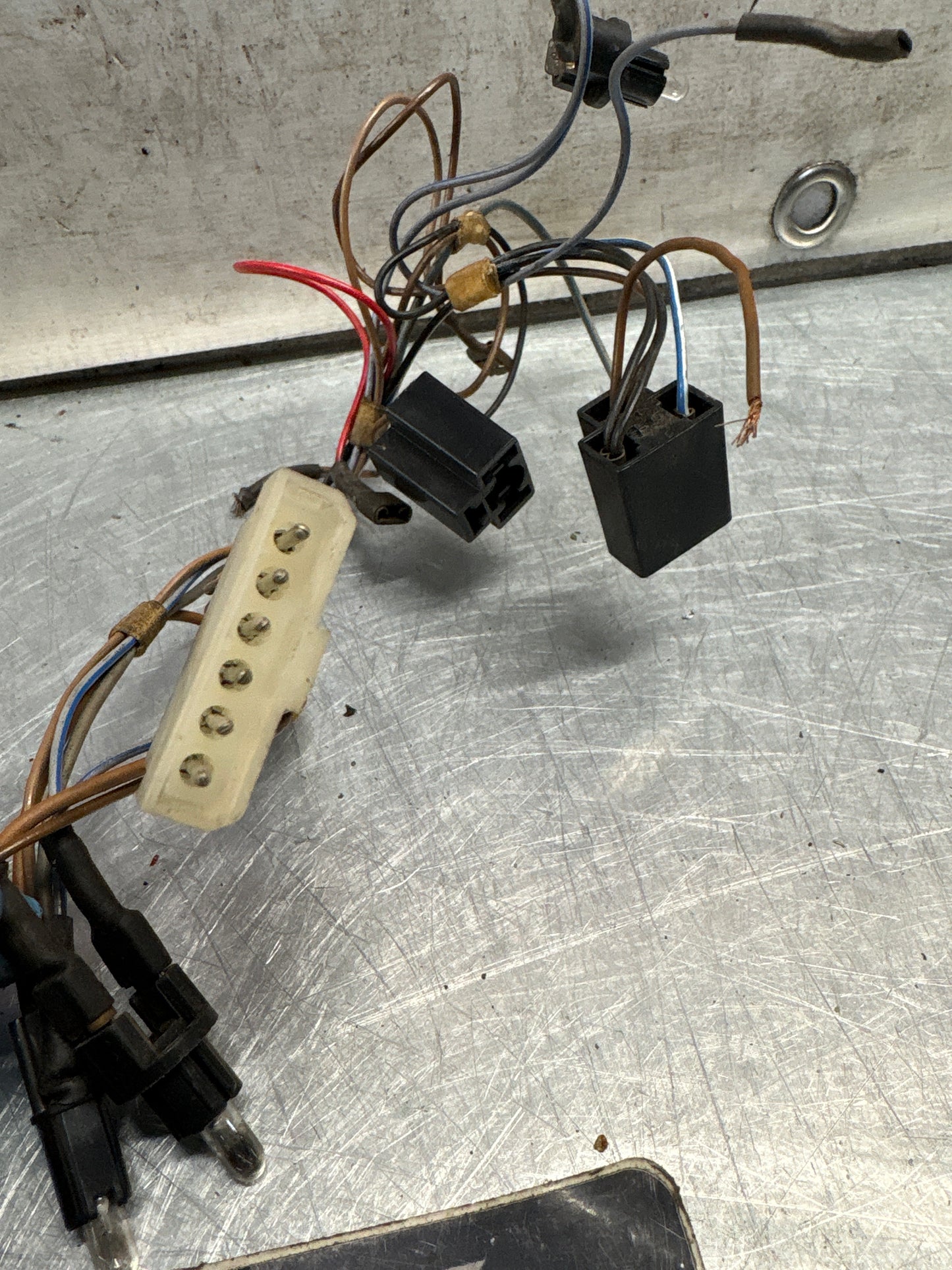 Porsche 924 944 82-85.5 centre console wiring for clock, oil pressure and volts 477971196