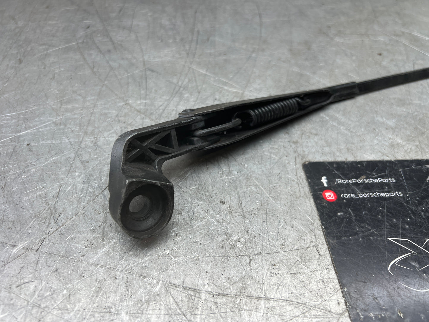 Porsche 924 80-88 944 82-85.5 braccio tergicristallo anteriore 372mm, usato per ristrutturazione