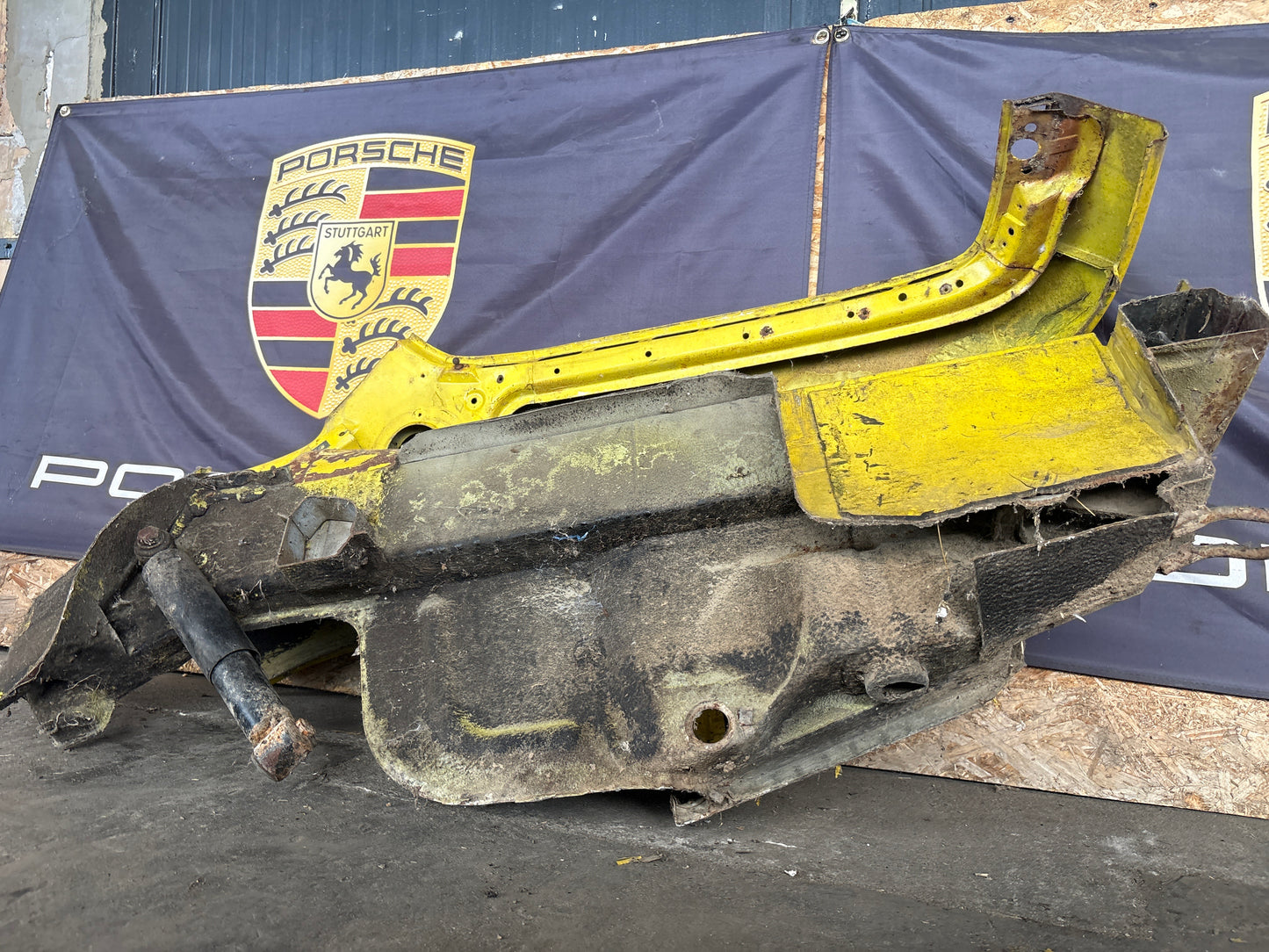 Porsche 924 1976-79 Right side cut, rear fender 477809844