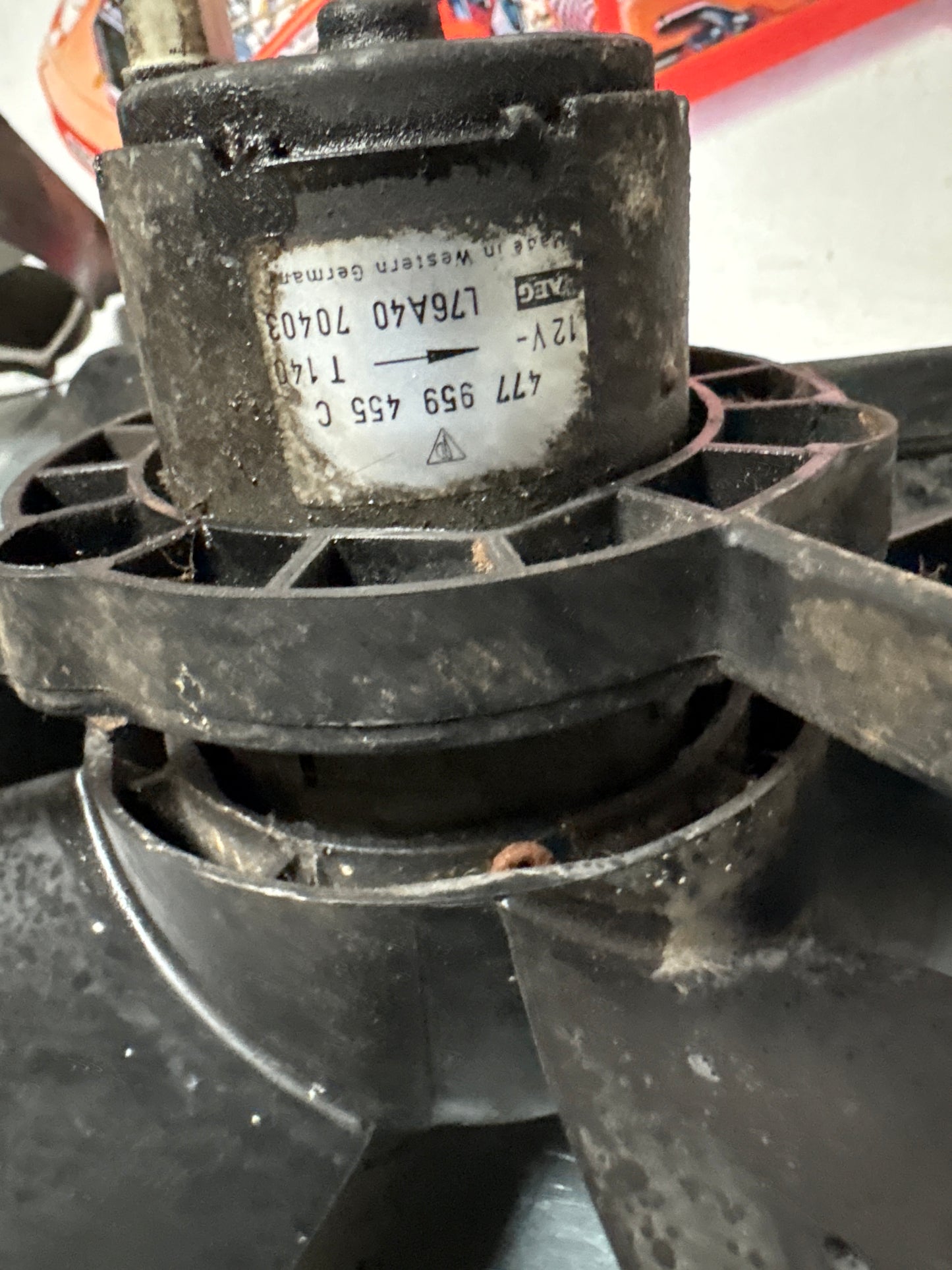 Porsche 924 2.0 NA / 924 Turbo ventola del radiatore di raffreddamento usata con cornice 477121207C usata