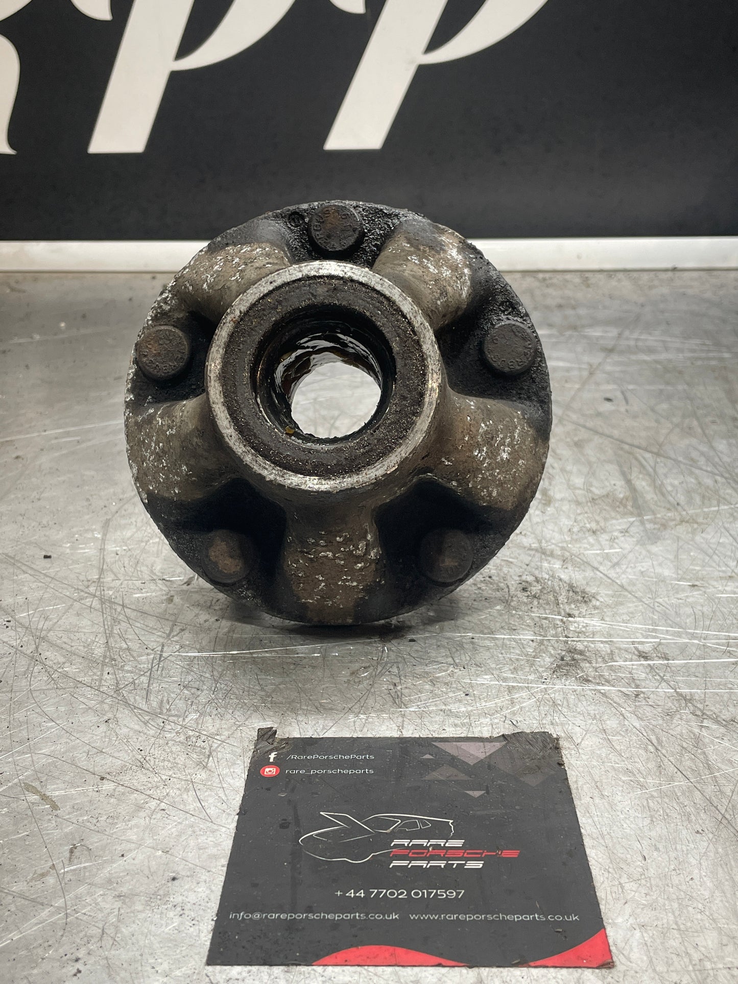 Porsche 928 Front wheel hub, used 92834106502
