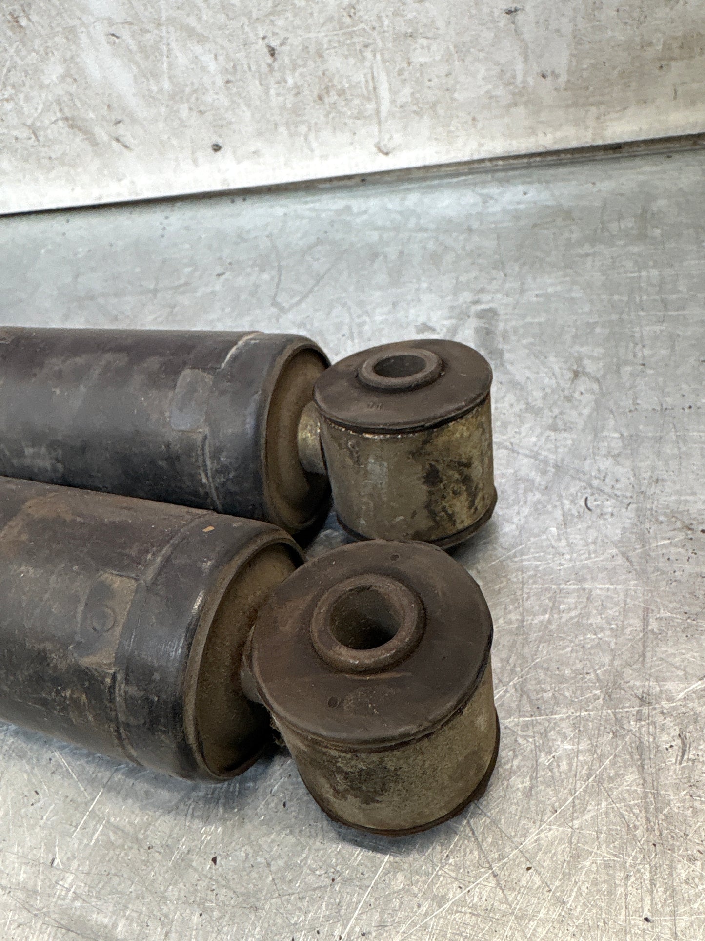 Porsche 944 86- pair of rear suspension shock absorbers, used 95133303205