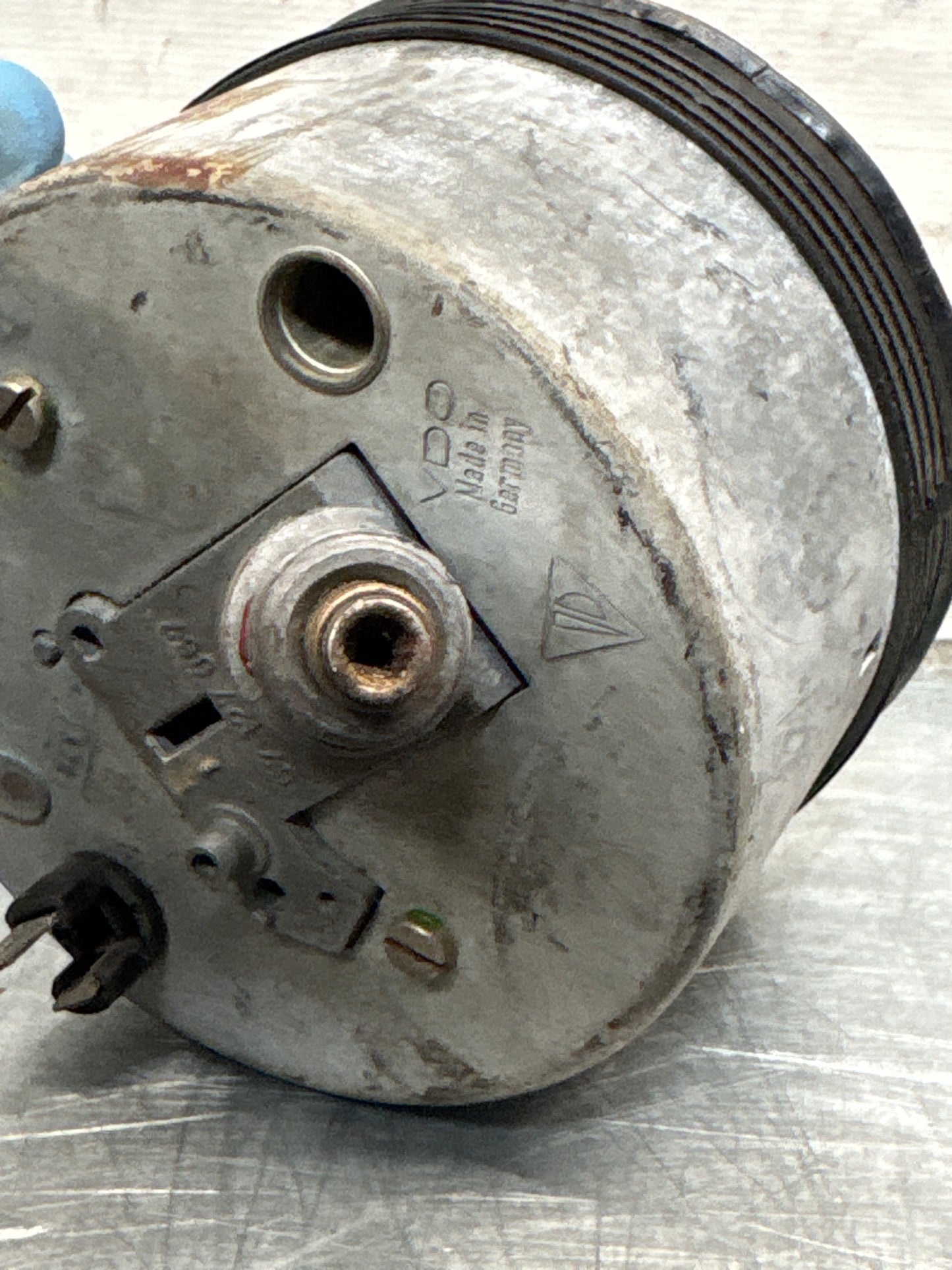 Porsche 924 Early km/h speedometer with 32k showing 477957021