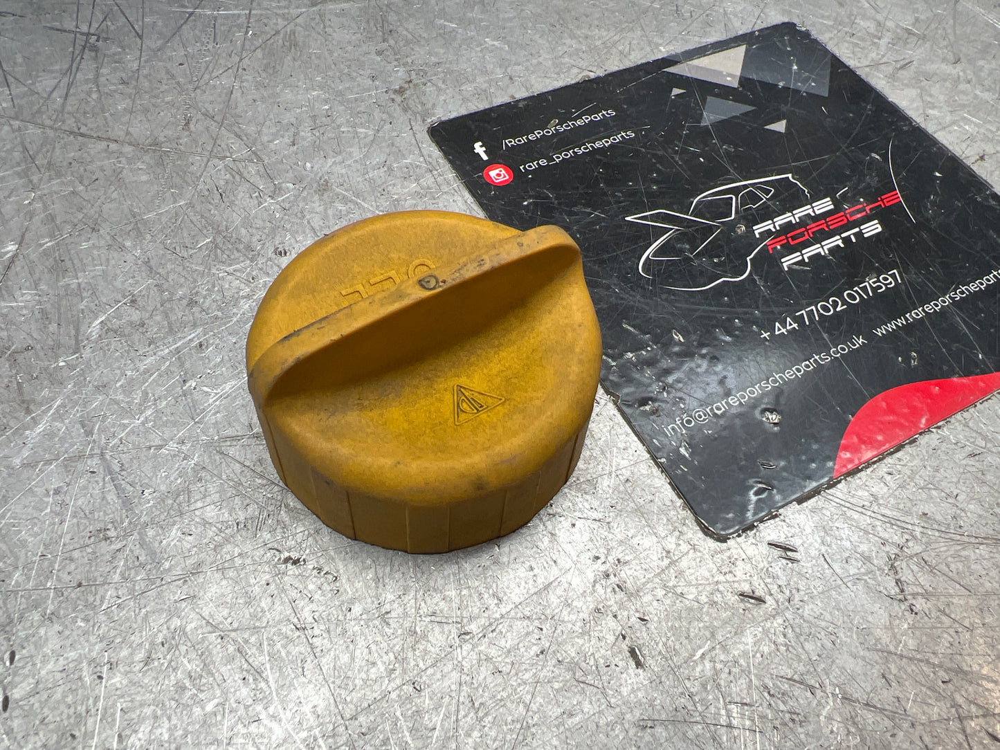 Porsche 924S / 944 / 968 / 928 / 964 / 911 oil filler cap. Used. yellow. 944 107 191 02