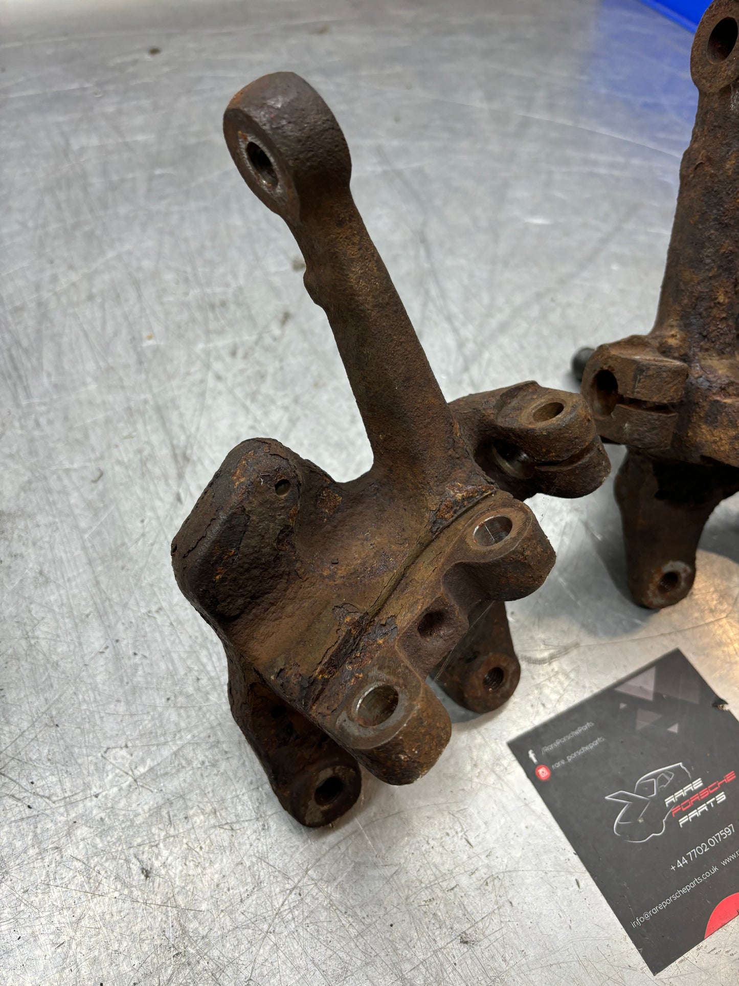 Porsche 944 85.5-87 pair of steering knuckle, spindle axle front 477407311N 477407312L, used