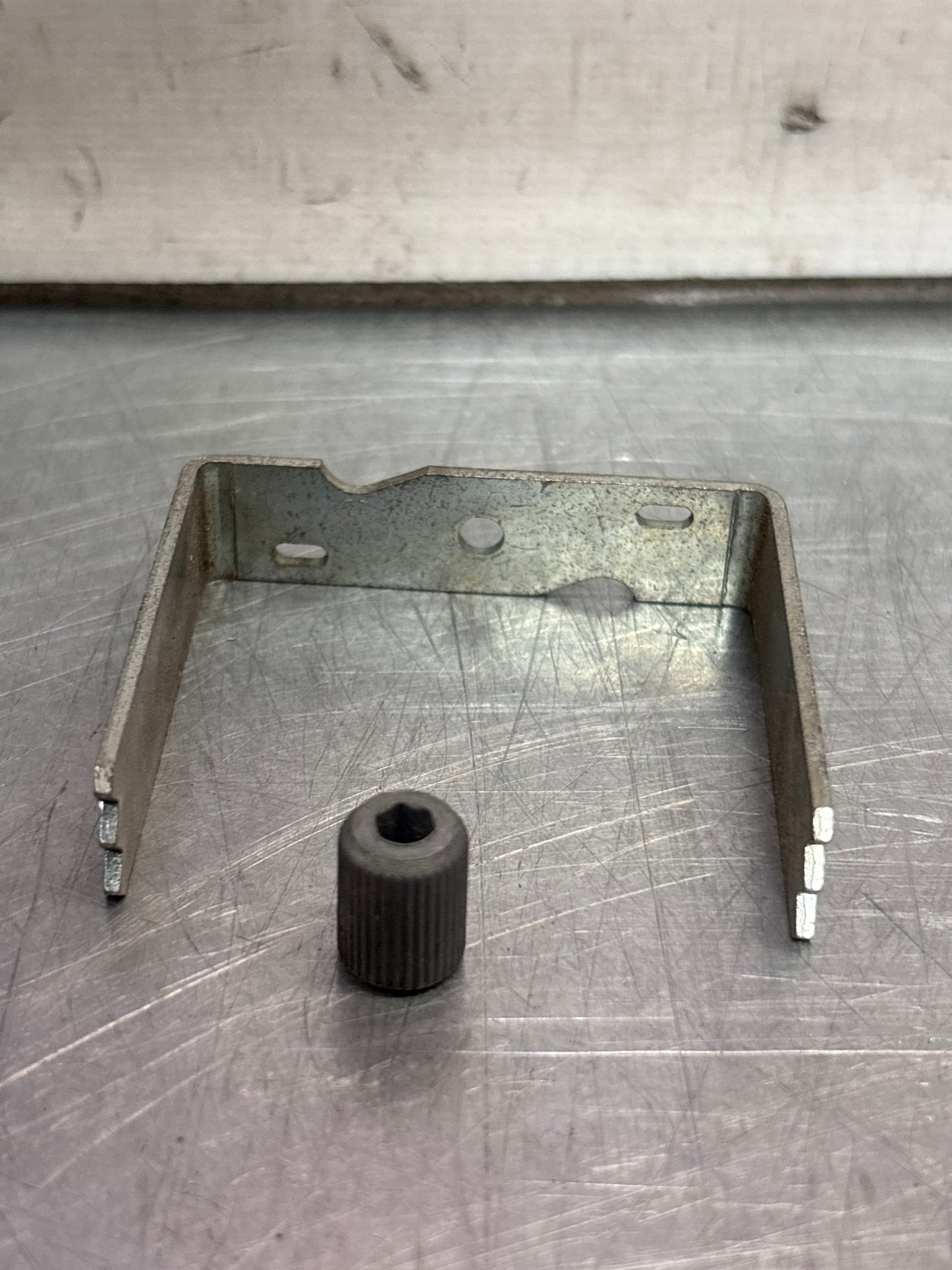 Porsche 924/944 instrument retaining bar with knurled nut, used 477919115 / 411957117
