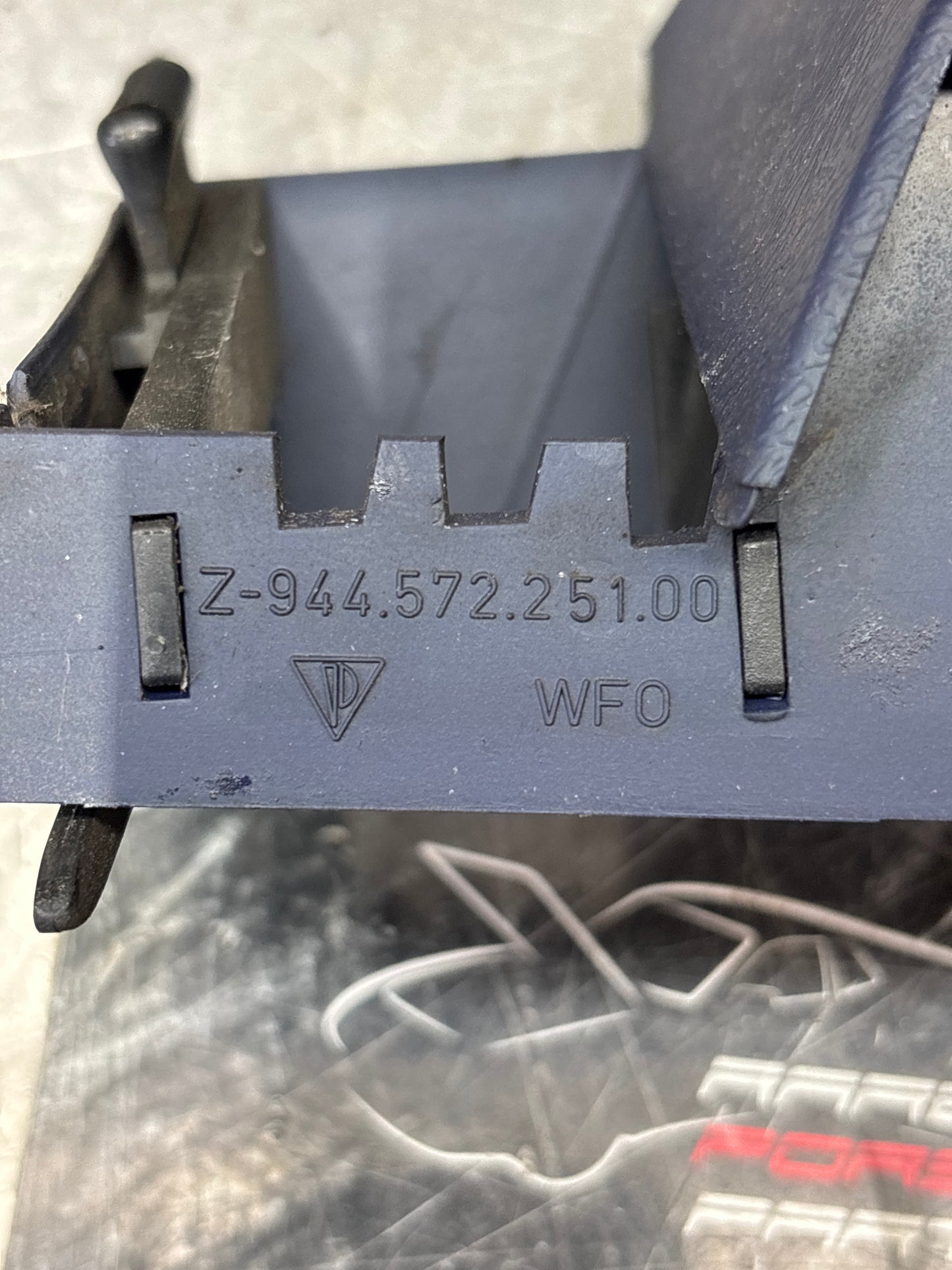 Porsche 944 Dunkelblaue linke Lüftungsöffnung im Armaturenbrett. 94457225100. 944 527 251 00 gebraucht