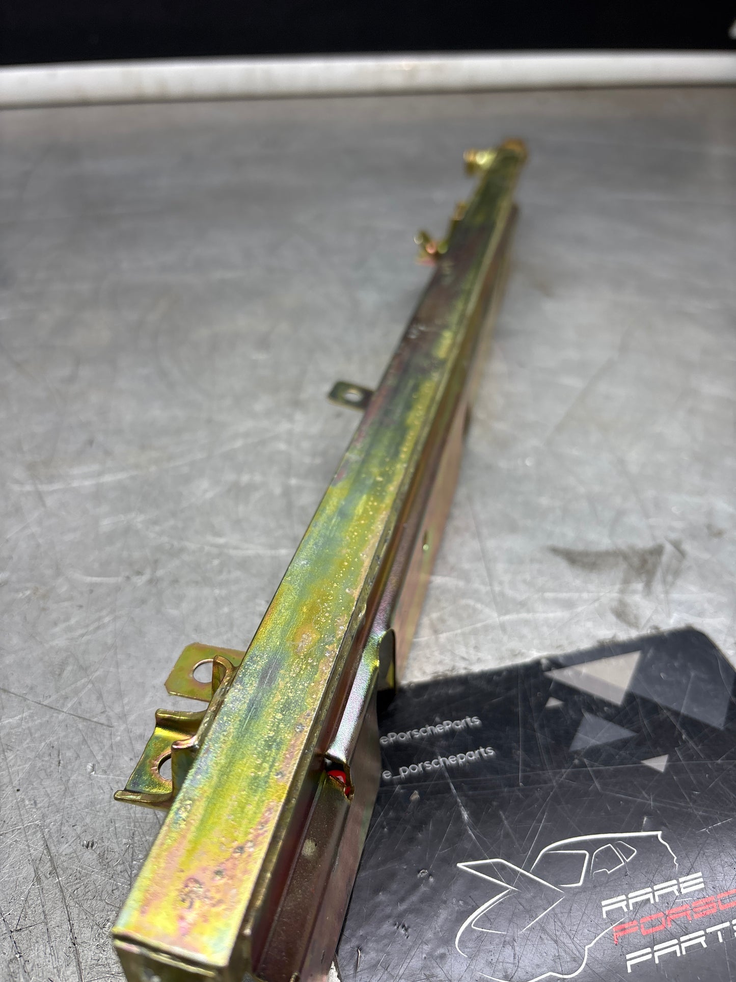 Porsche 928 S fuel rail, right, refurbished 92811008011