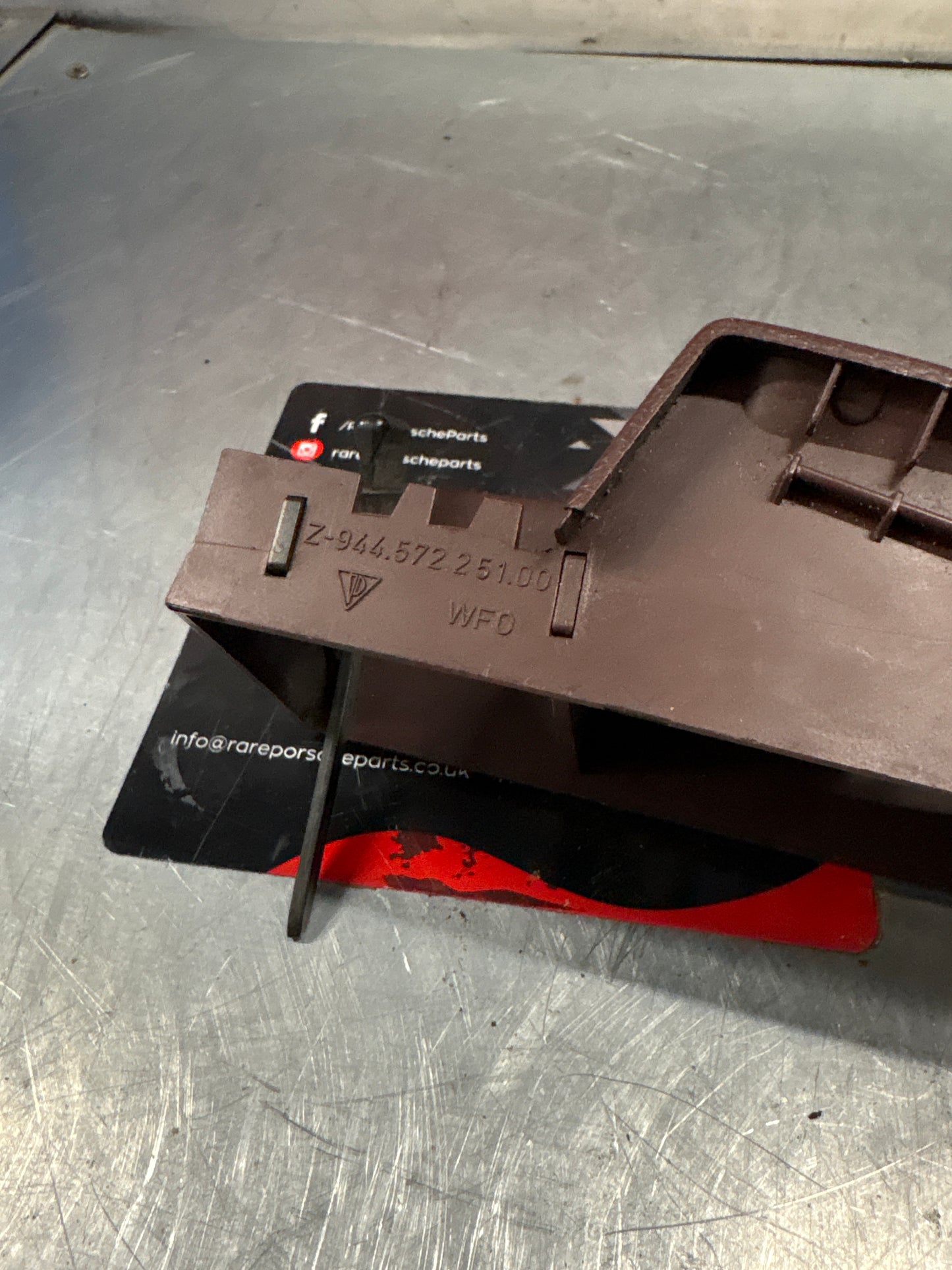 Porsche 944 burgundy Left Interior dash air vent. 94457225100 944 527 251 00 used