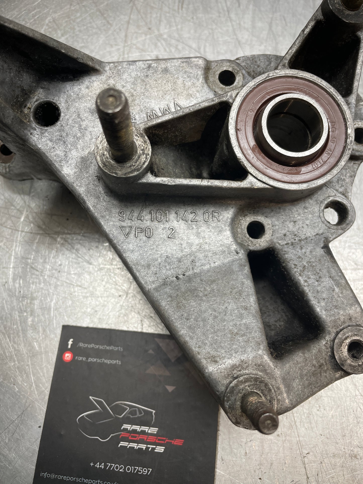 Alloggiamento del cuscinetto di montaggio dell'albero di bilanciamento Porsche 944 9441011420R, usato