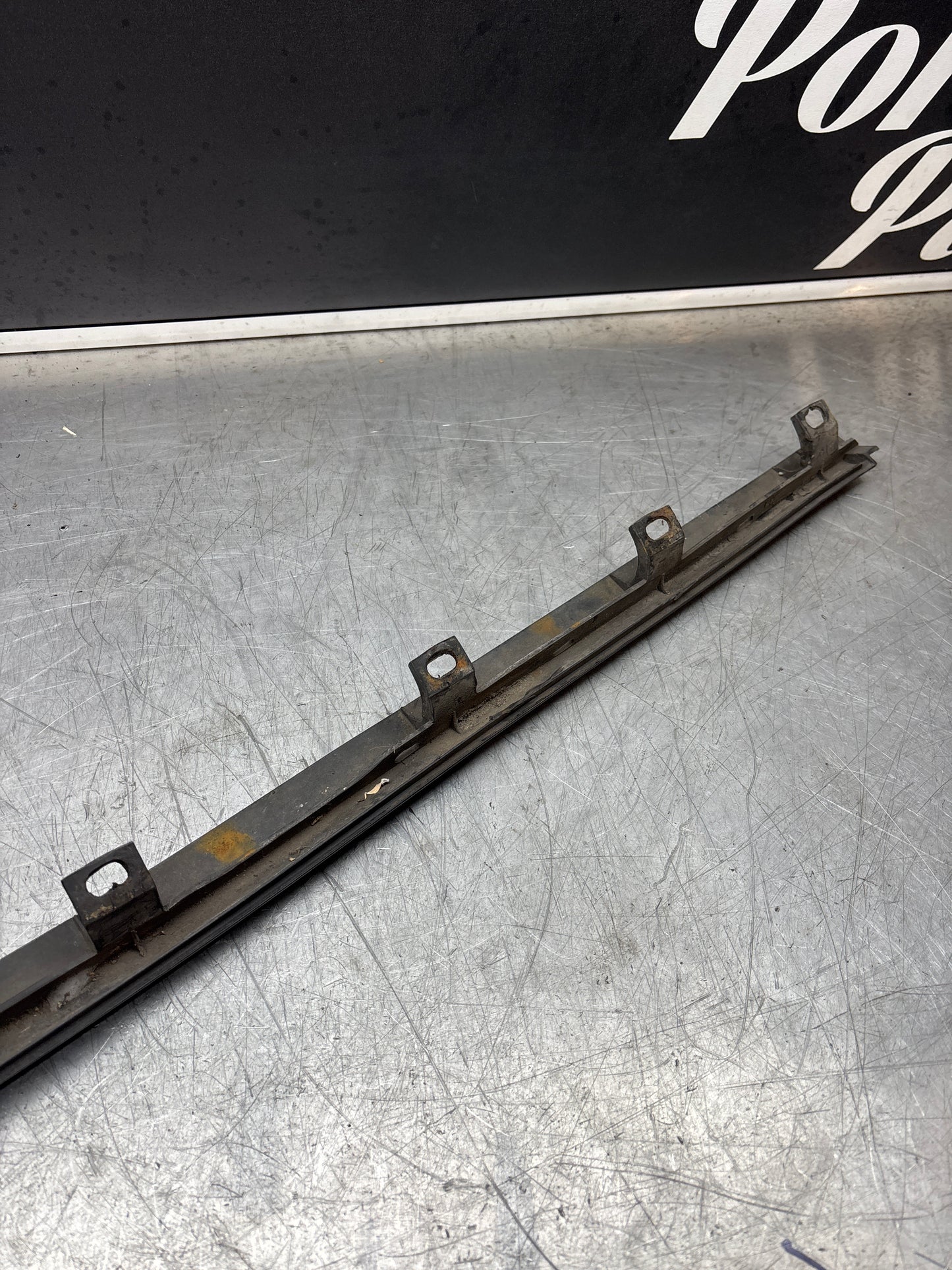 Modanatura battitacco inferiore Porsche 944 lato sinistro, usata 95155919500