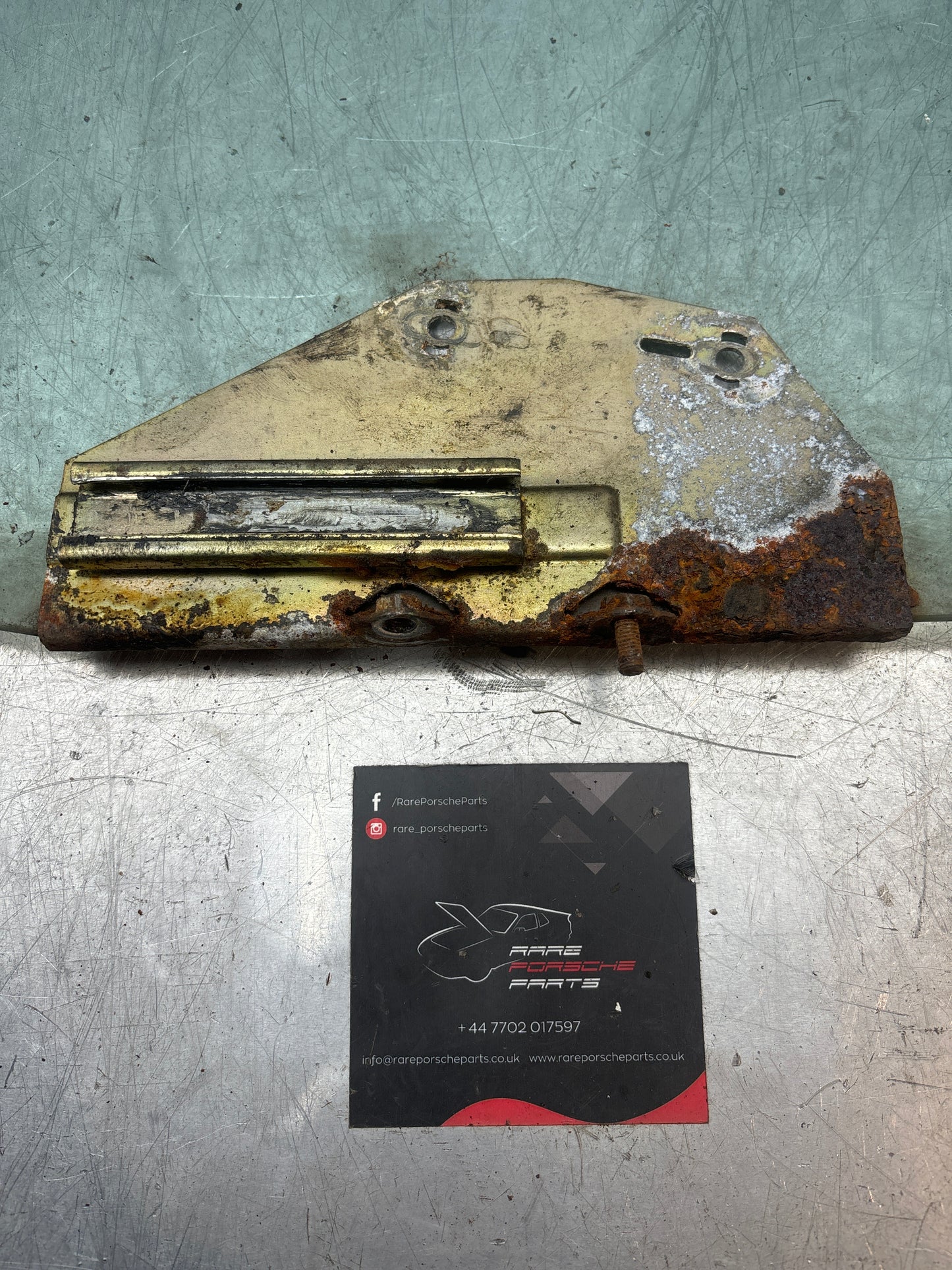 Porsche 928 Right hand side door window glass 92853710202 green