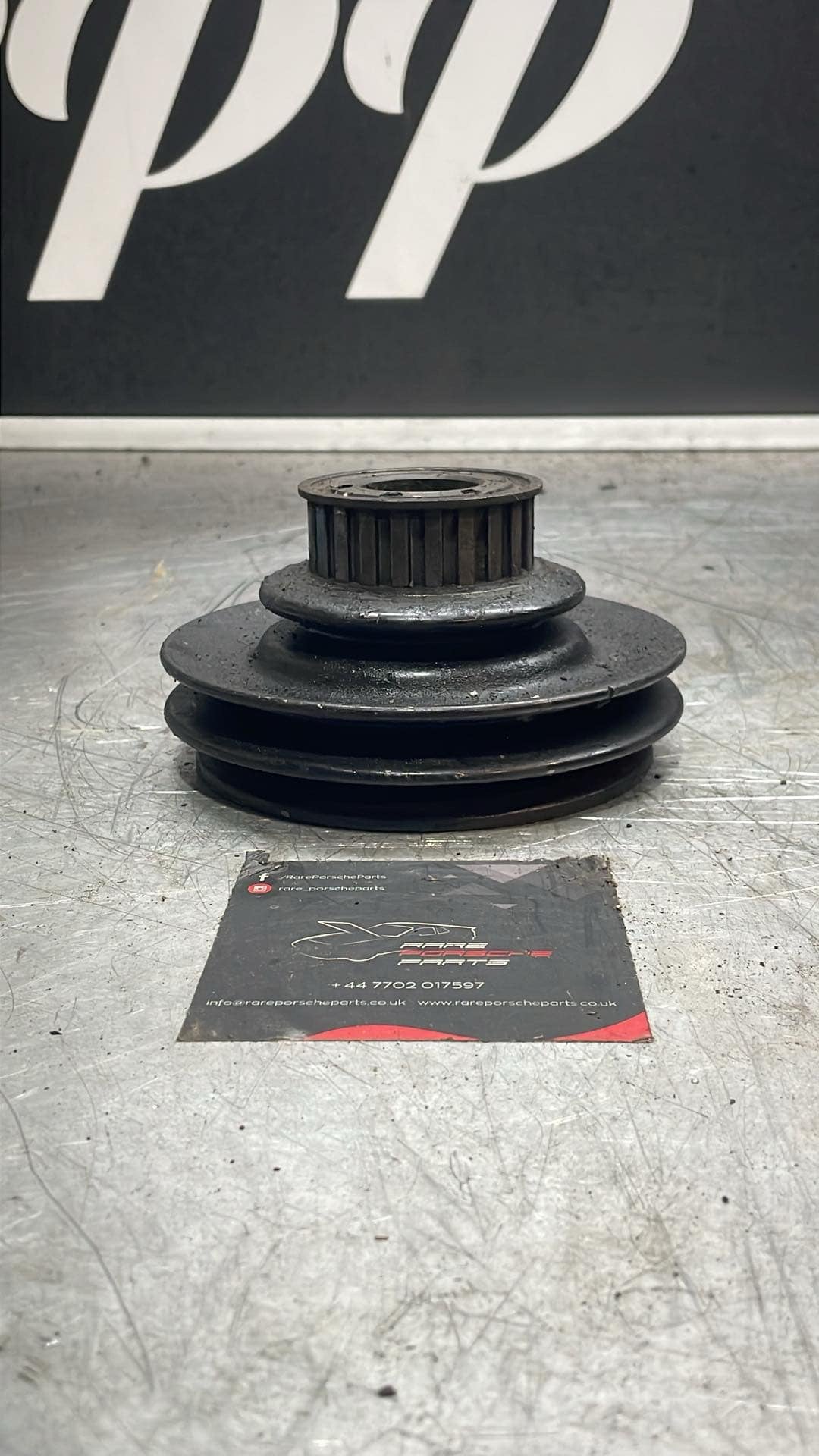 Porsche 924 2.0 Crankshaft V with timing Pulley 048105255A used