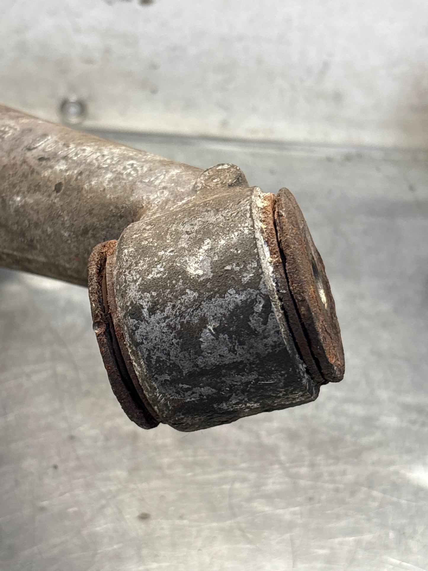 Porsche 944 alloy rear right trailing arm, used 95133151405 / 9513315144R used, with hubs