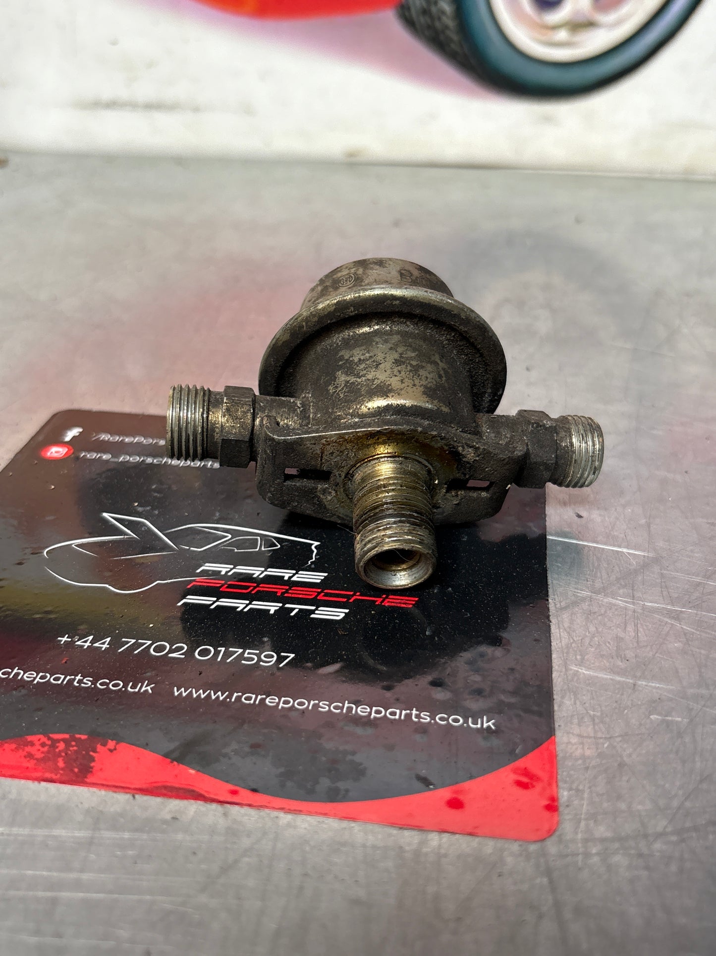 Porsche 928 pulsation damper fuel delivery system, used 0280161034