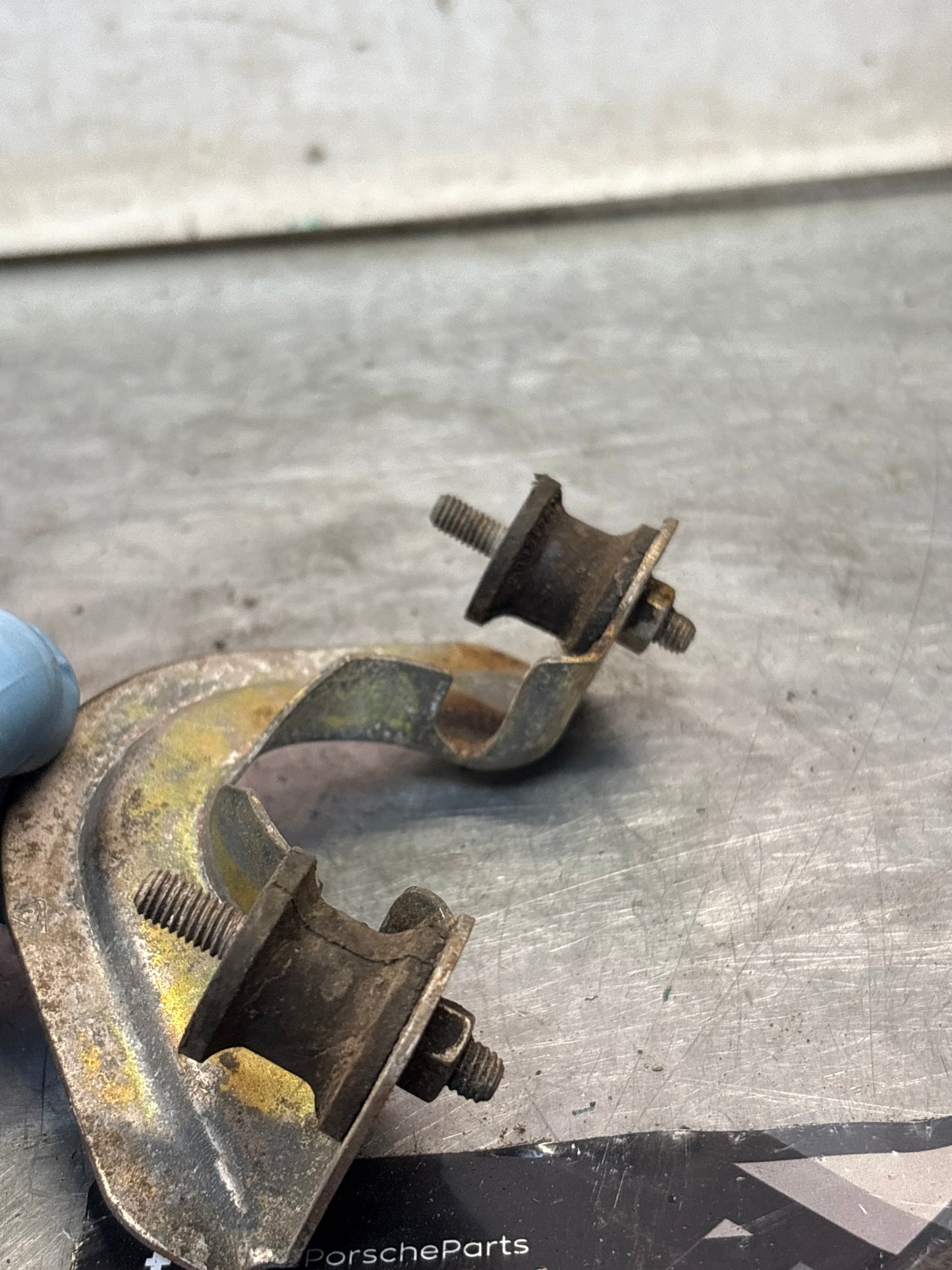 Porsche 924 2.0 80- fuel accumulator bracket, 477209291 used