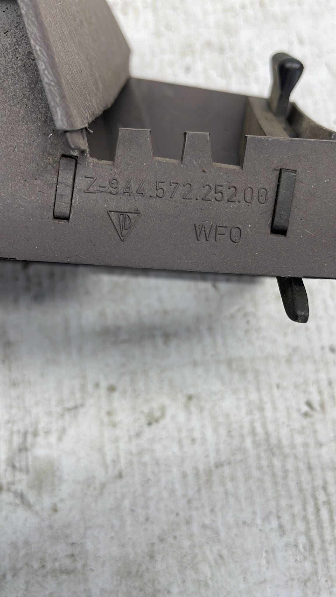 Porsche 944 grey right Interior dash air vent. 94457225200. 944 527 252 00 used