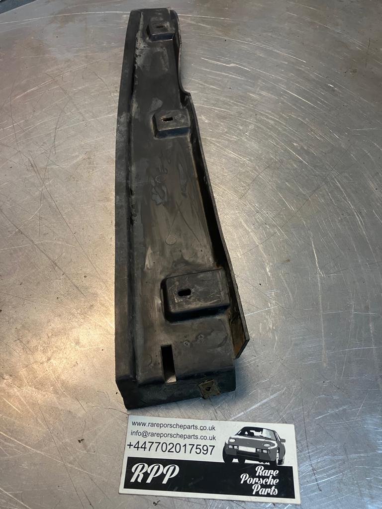 Copertura plastica sotto parafango Porsche 928 92850431702 sinistra, usata