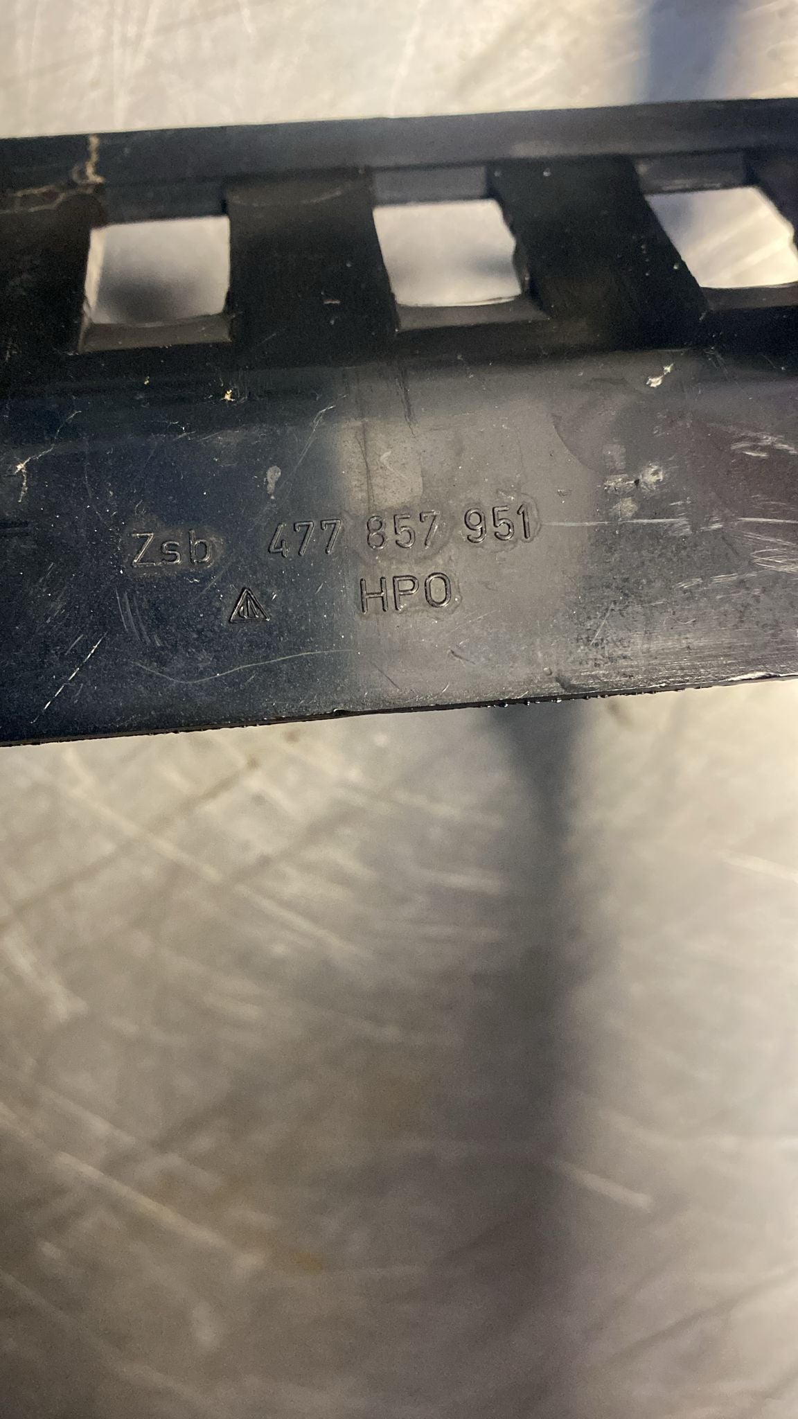 Porsche 924 944 console centrale marrone con moquette beige un foro per l'interruttore 477857951 usata