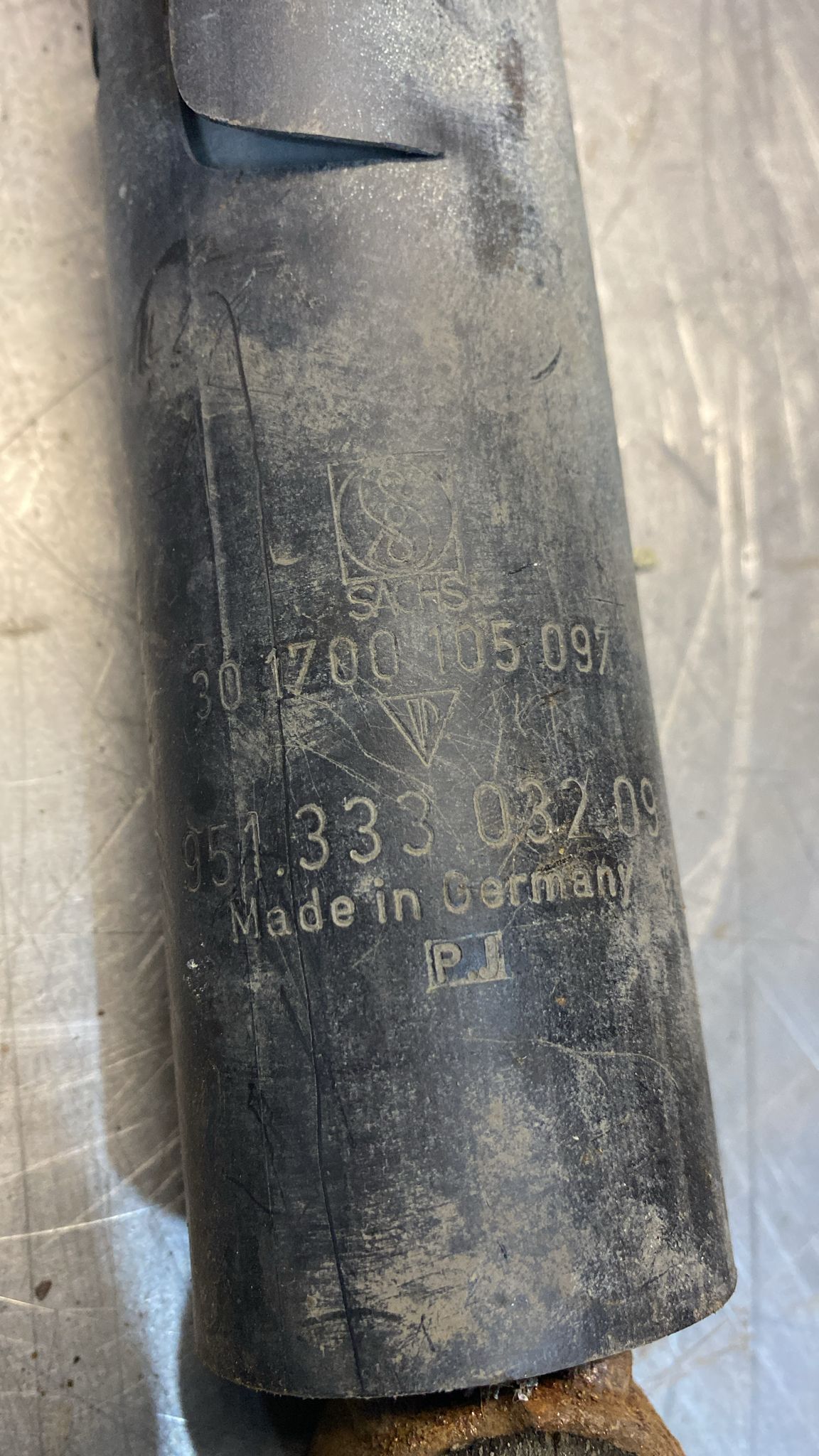 Porsche 944 86- pair of rear suspension shock absorbers, used 95133303209