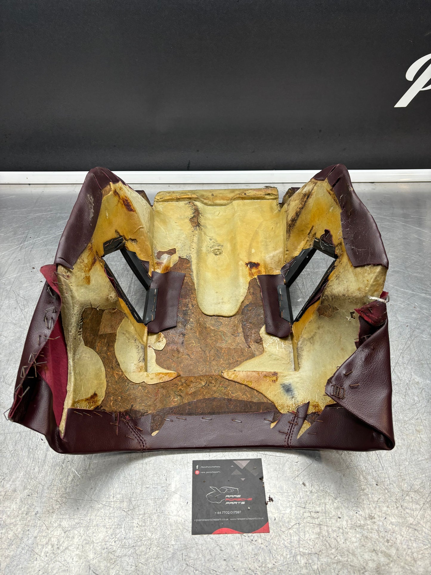 Porsche 928S consolle centrale, bracciolo posteriore, bordeaux, senza chiave 92852206757 92852206150 usato