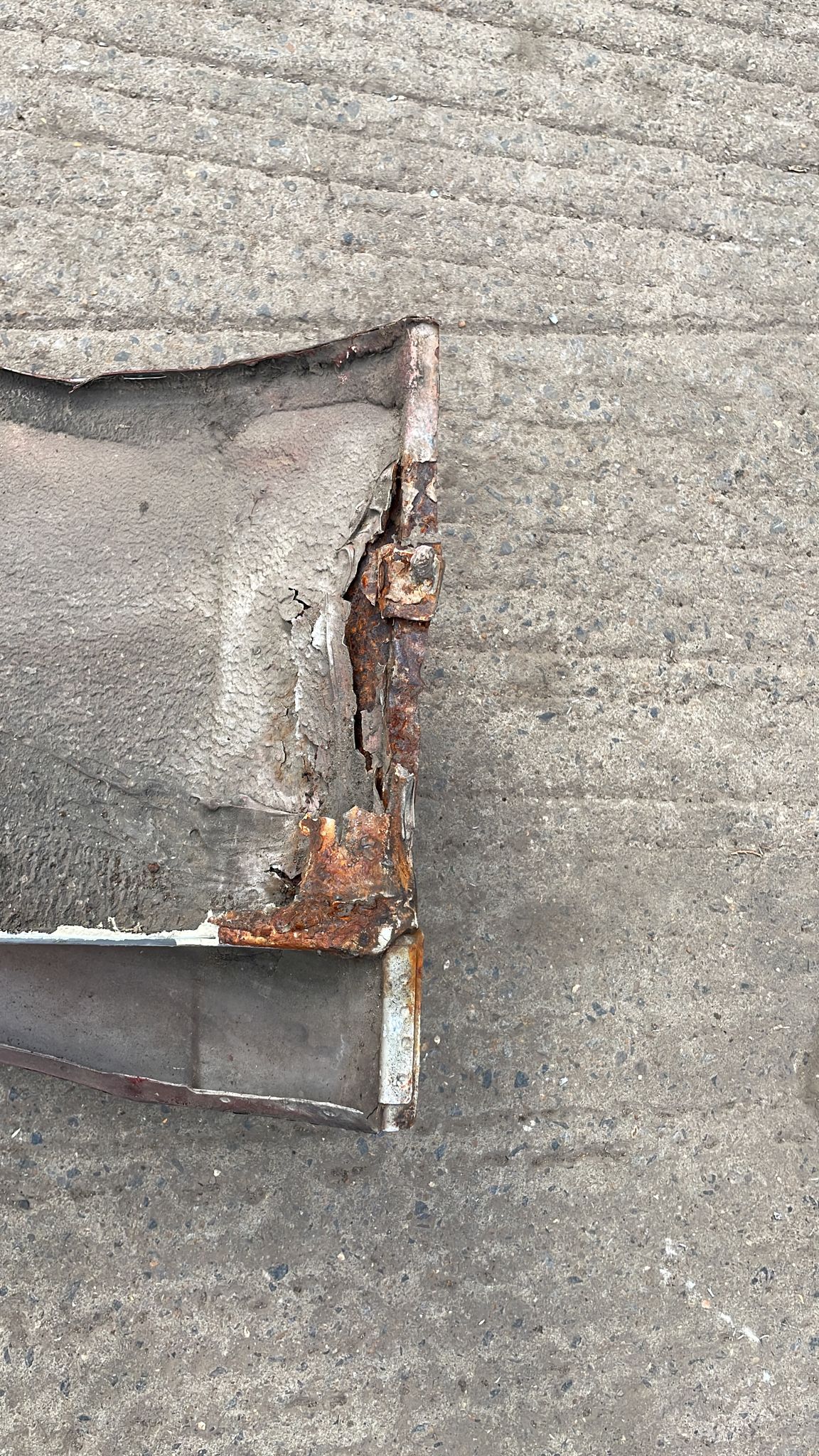 Porsche 924 parafango anteriore sinistro, da riparare con qualche ammaccatura e ruggine