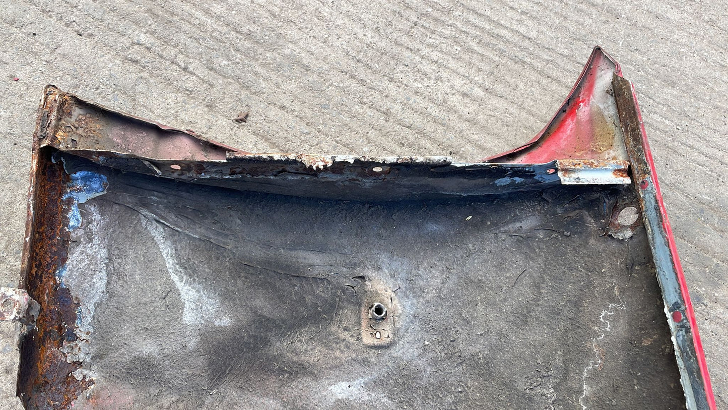 Porsche 944, ala anteriore sinistra in anticipo, da riparare