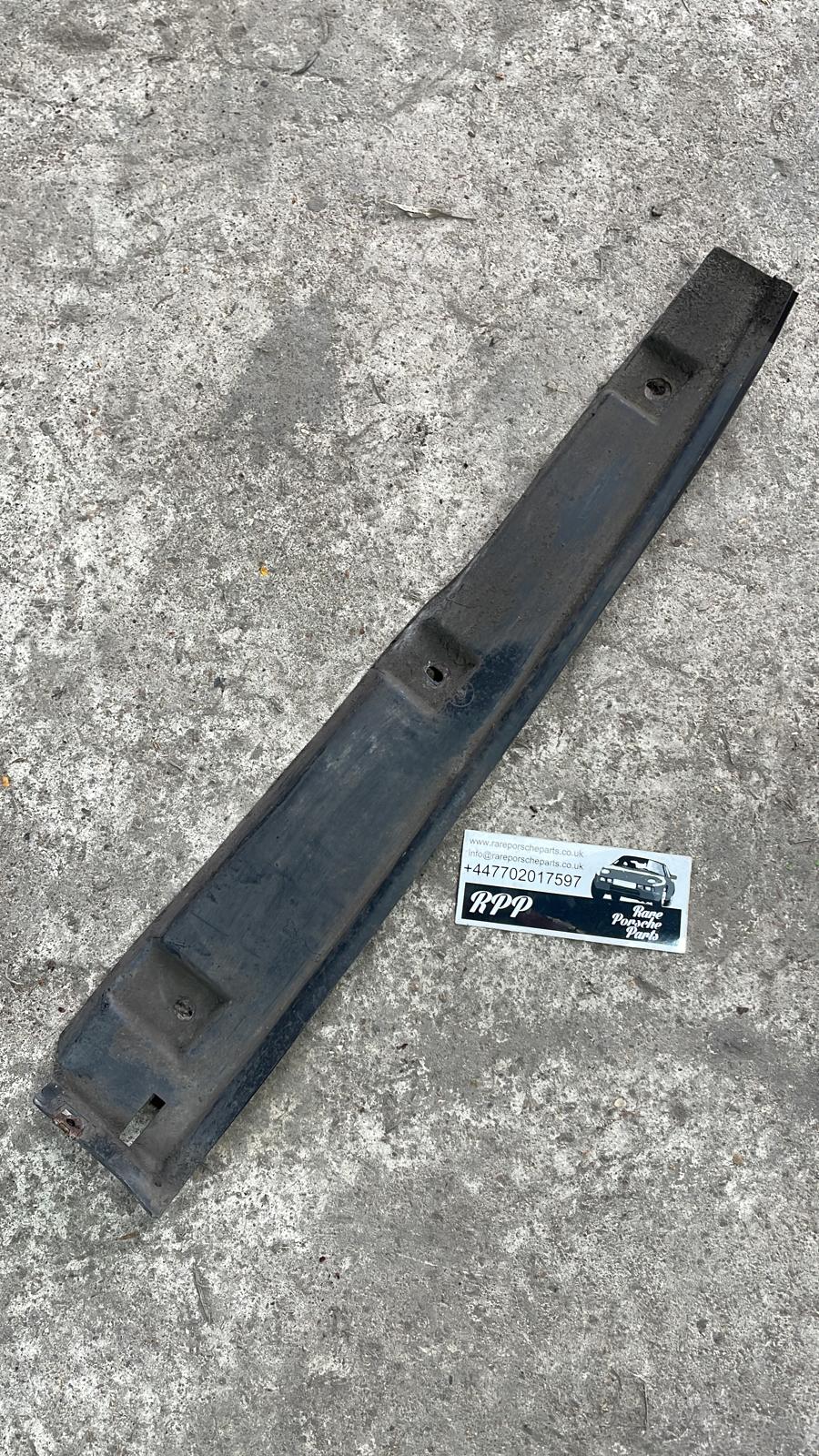 Copertura plastica sotto parafango Porsche 928 92850431702 sinistra, usata