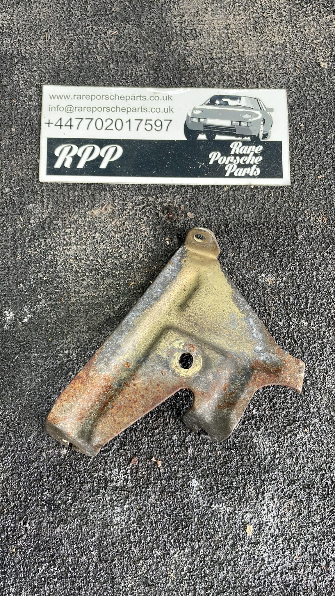 Porsche 944 (1985.5-1988) Staffa di montaggio del collettore di aspirazione 944110161045, usata