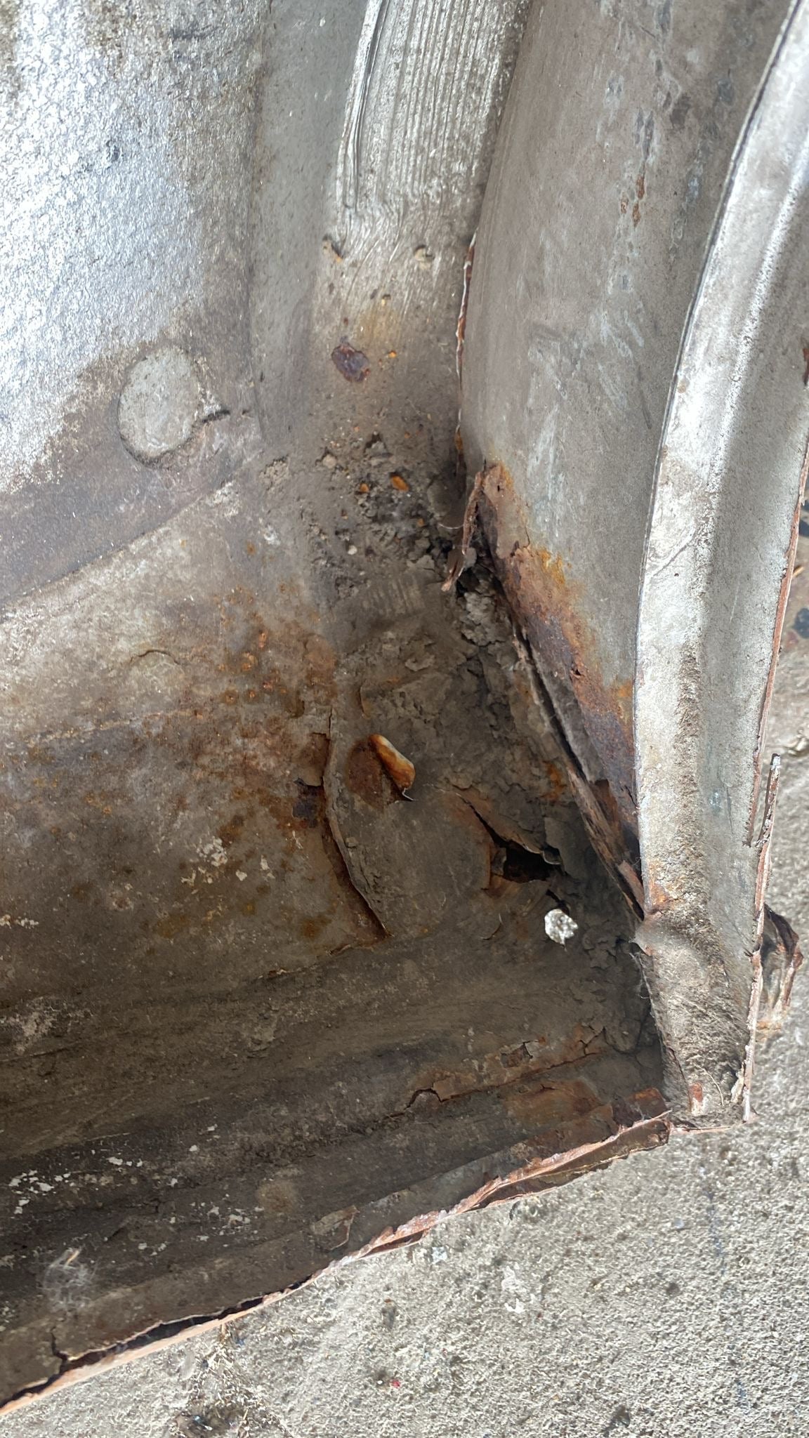 Porsche 944 left side cut, rear fender, 94450390303 with some rust