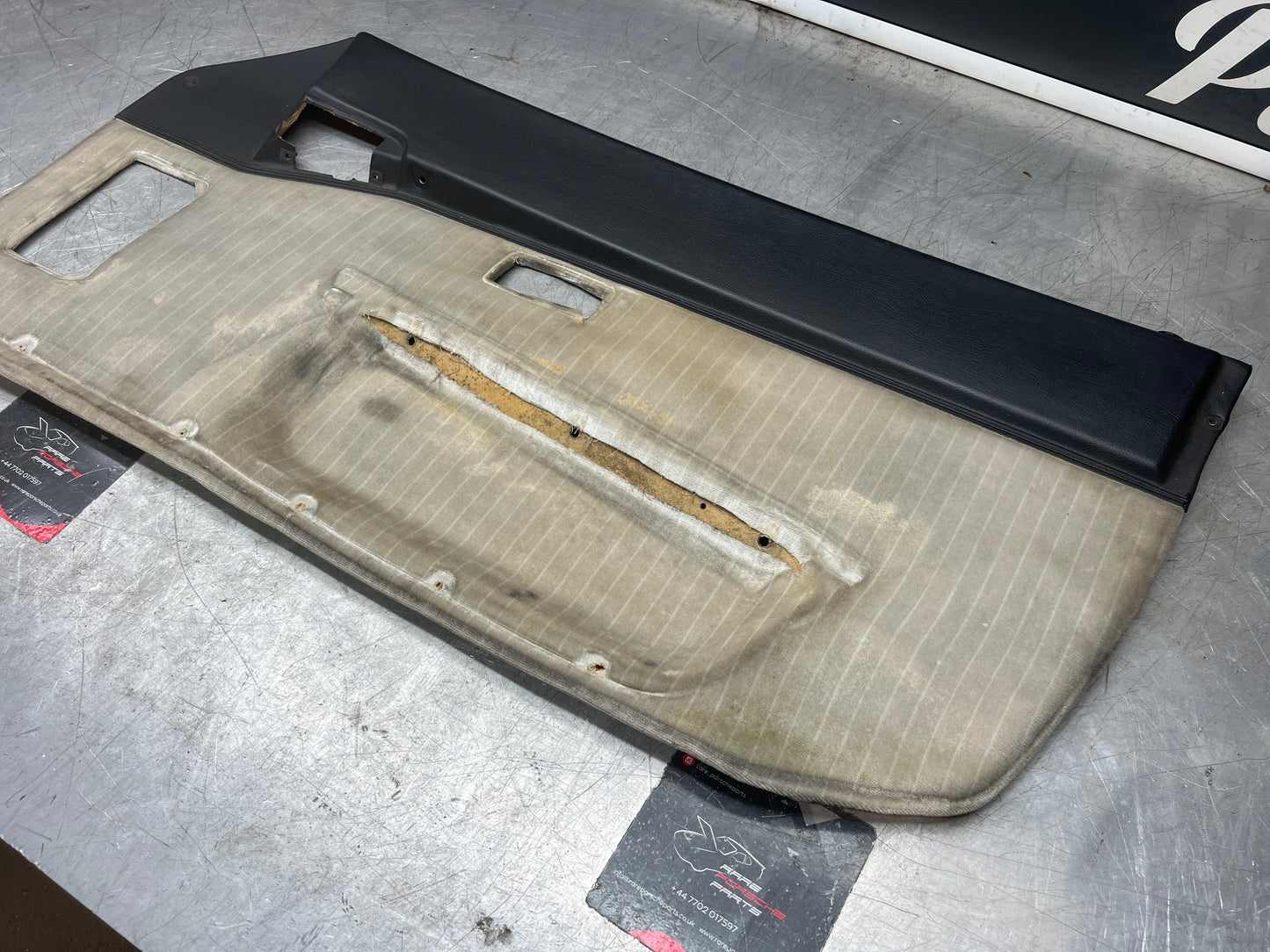 Porsche 944 right door card black / white pinstripe for late cars from 85.5 944555018