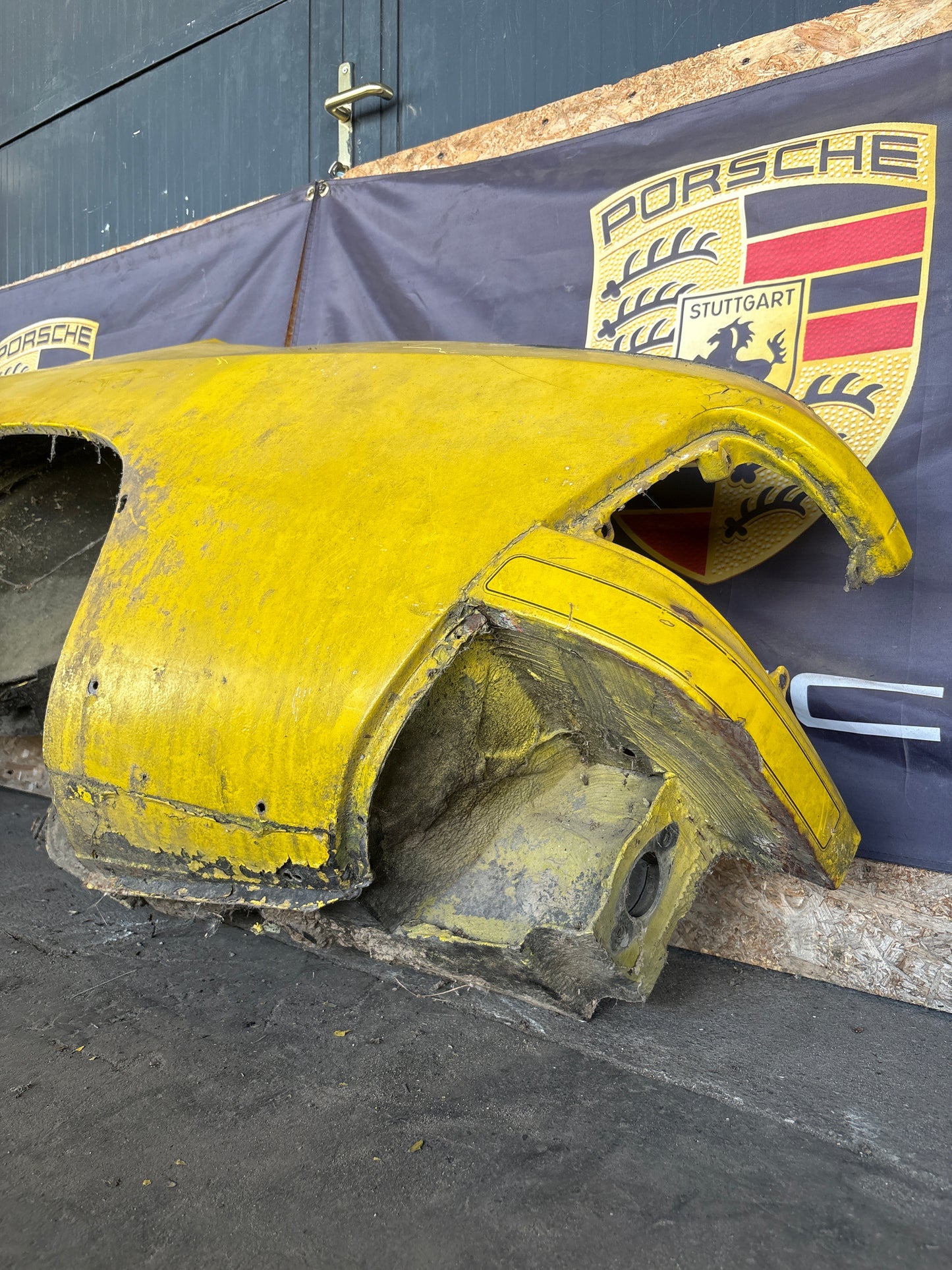 Porsche 924 1976-79 left side cut, rear fender 477809843