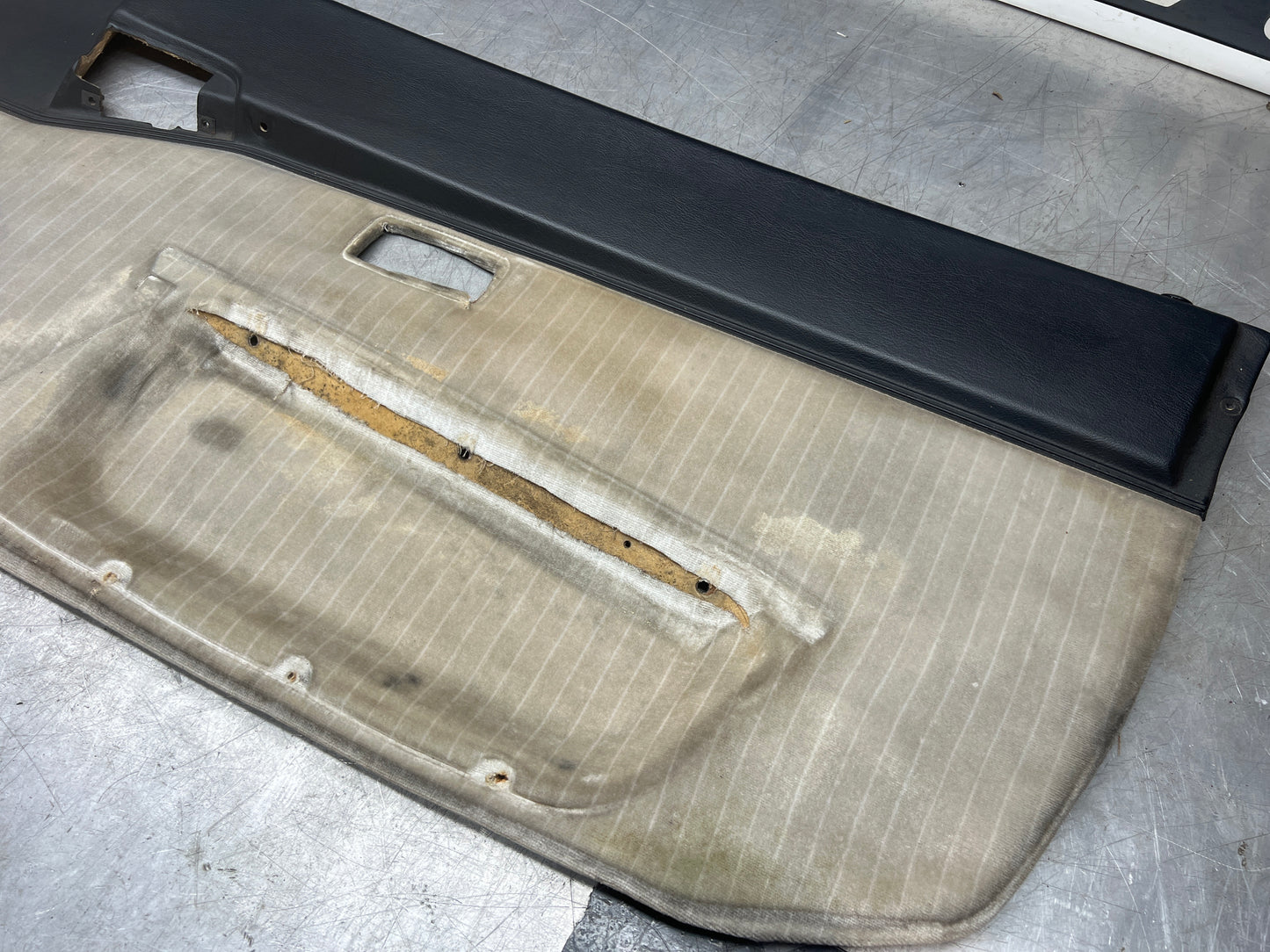 Porsche 944 right door card black / white pinstripe for late cars from 85.5 944555018