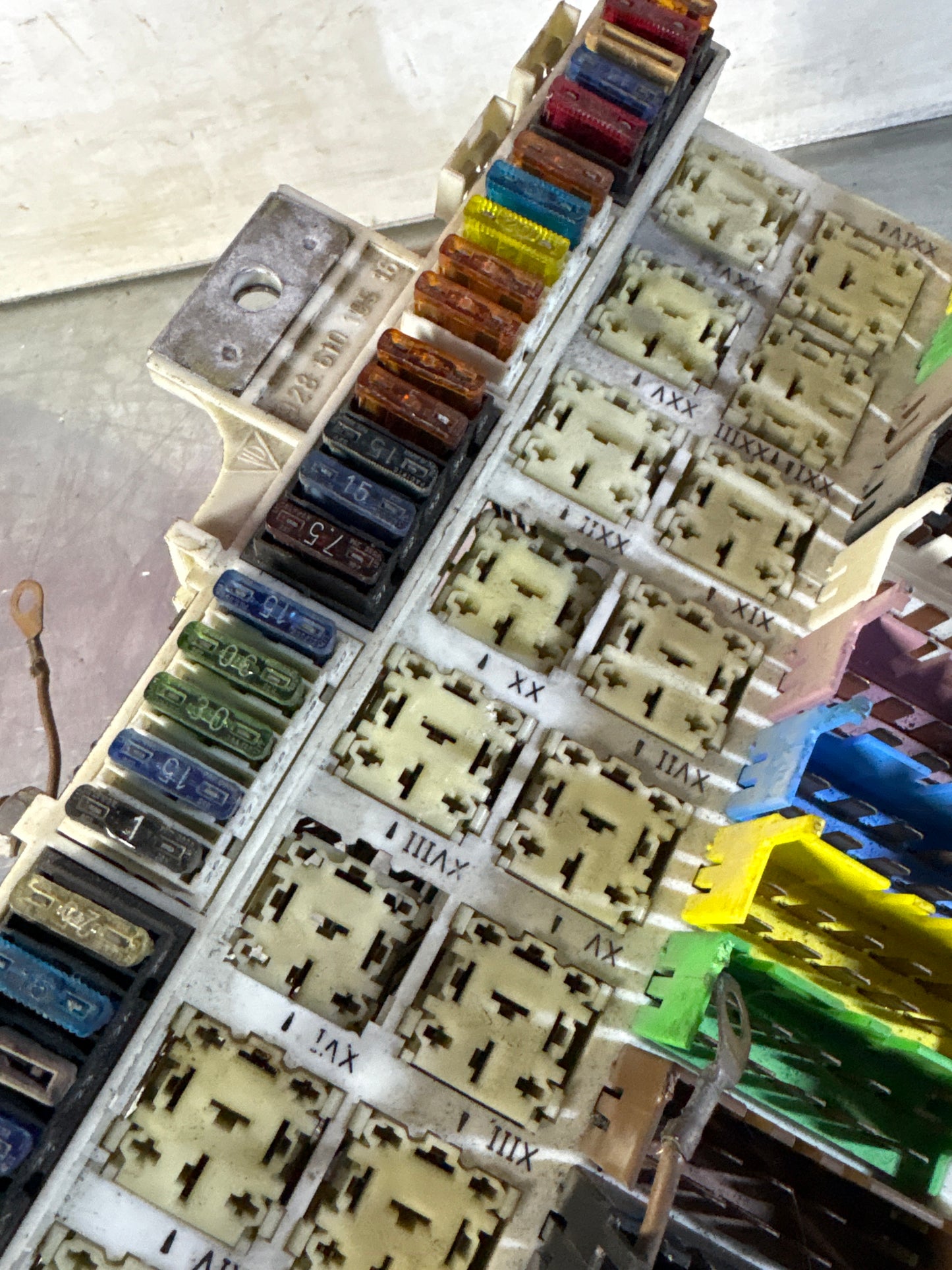 Porsche 928 relay fuse box, for spares or repair 92861010516