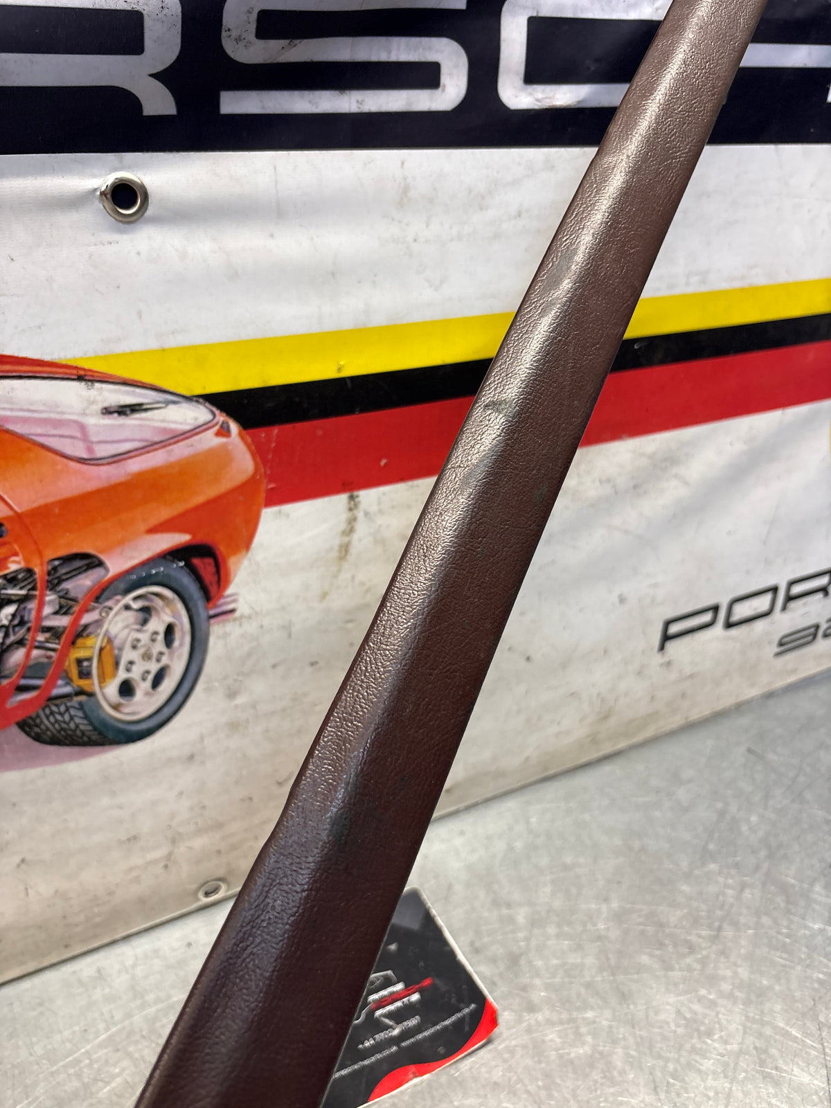 Rivestimento portellone posteriore Porsche 928, sinistro, lato vicino, bordeaux, 92855503702, usato