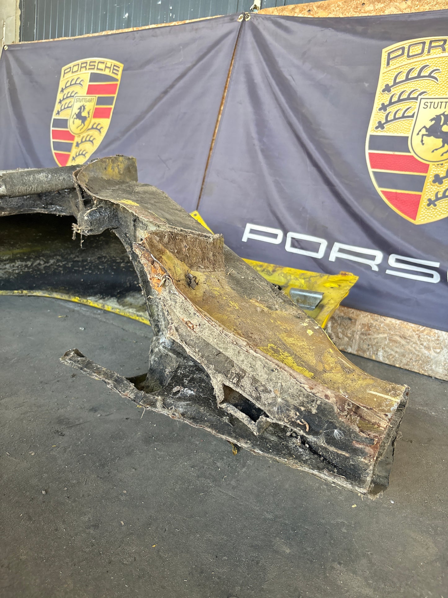Porsche 924 1976-79 left side cut, rear fender 477809843