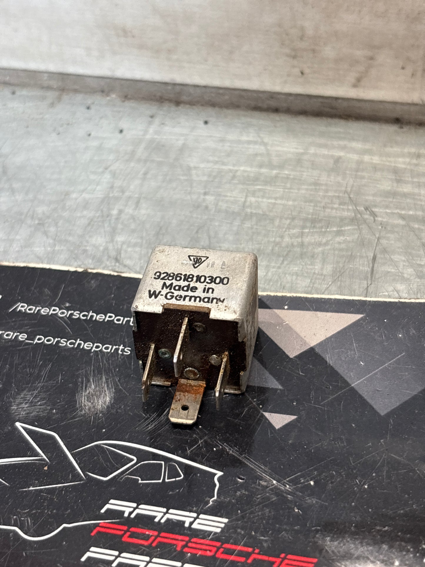 Porsche 928 A/C compressor relay, used 92861810300
