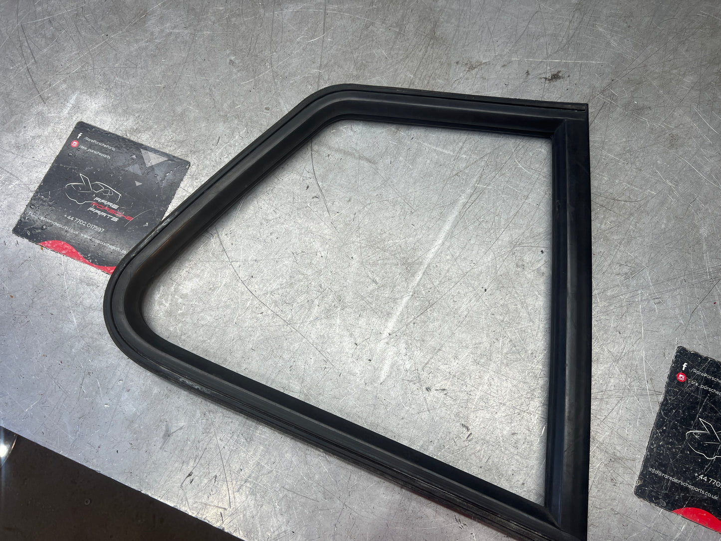Porsche 944 924S rear right quarter window rubber from 85.5 94455732200 used
