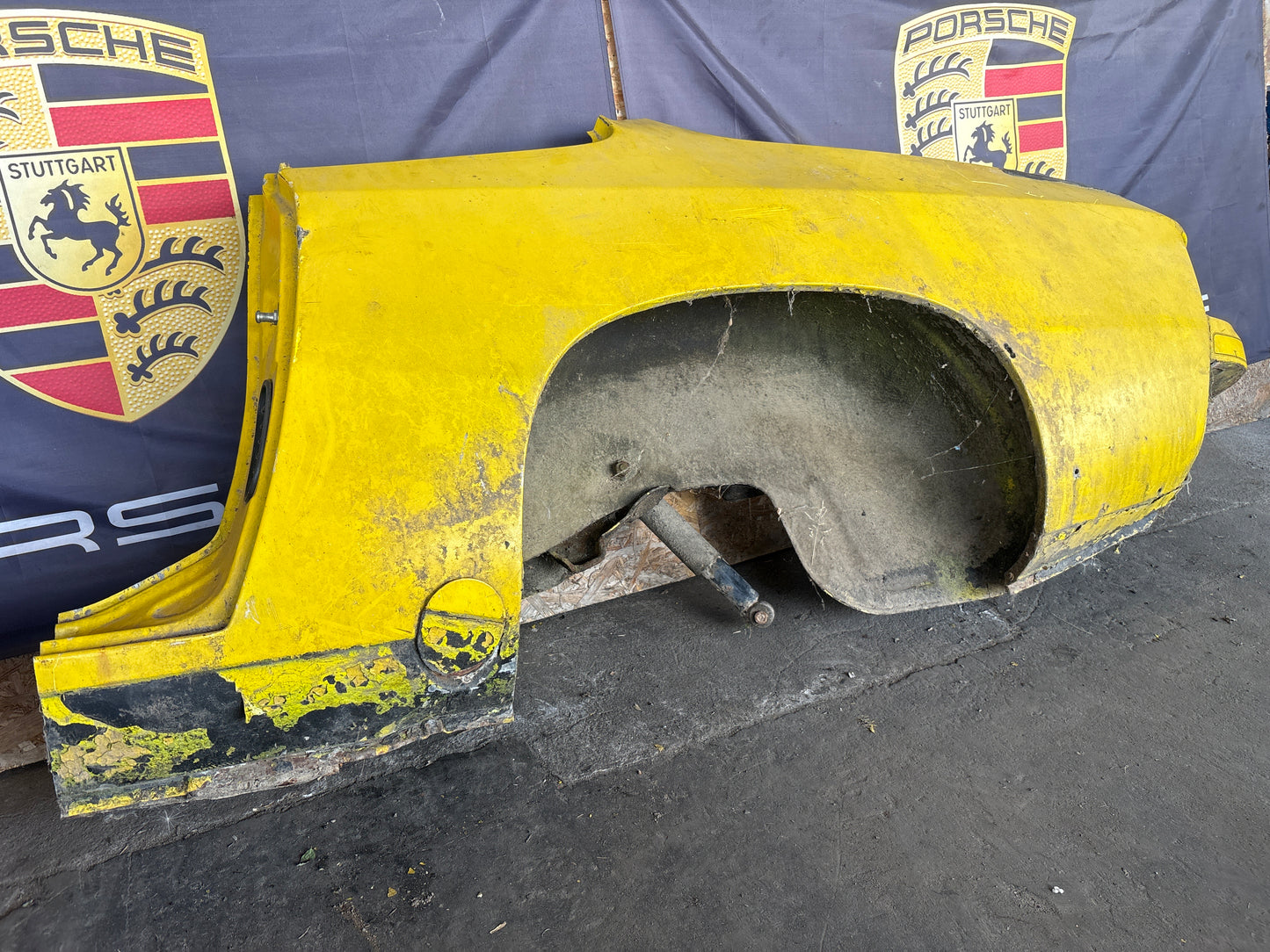 Porsche 924 1976-79 left side cut, rear fender 477809843